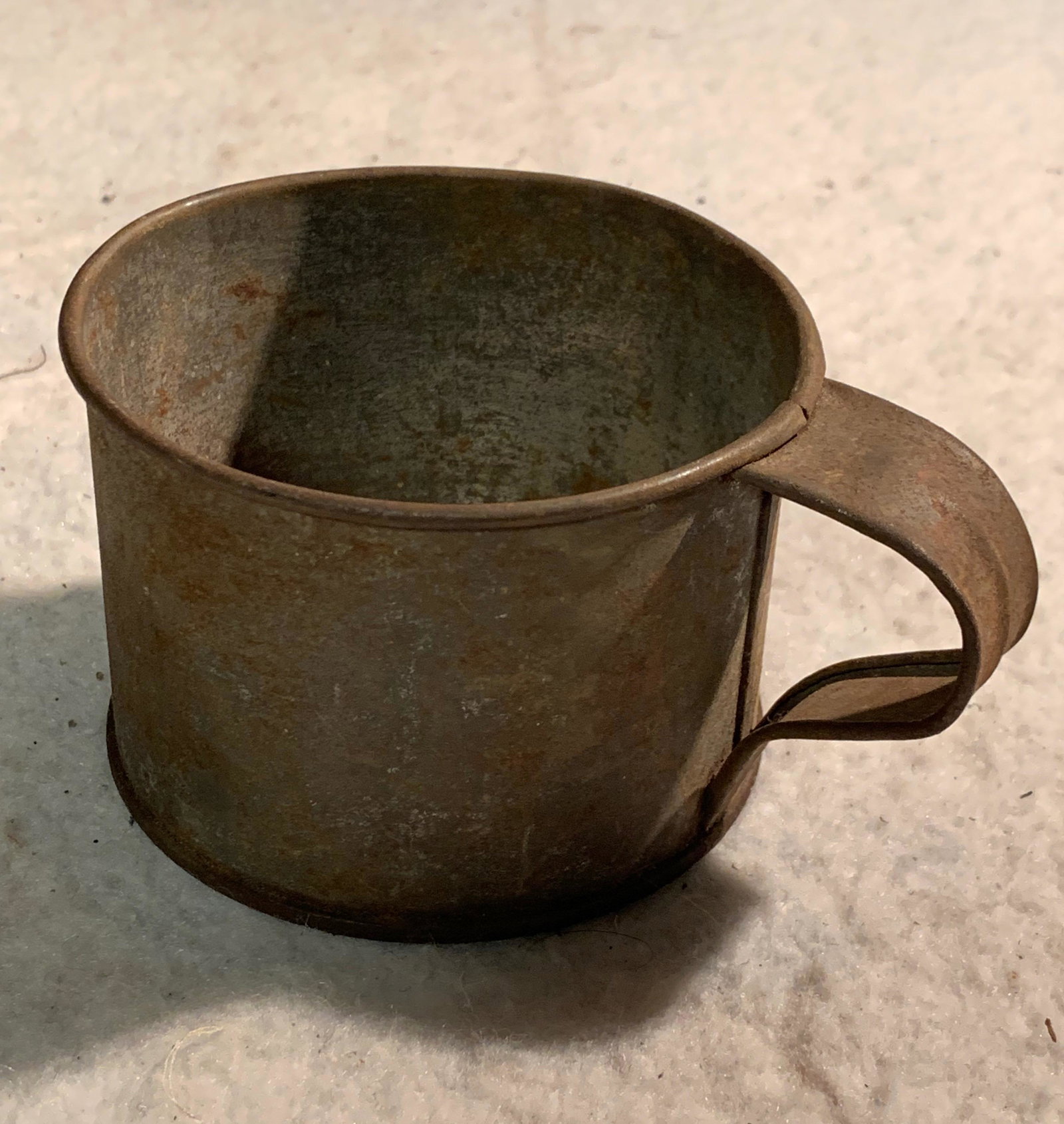 CIVIL WAR SOLDIERS PERSONAL TIN CUP: CIVIL WAR SOLDIERS PERSONAL TIN CUP. IN EXCELLENT OVERALL SHAPE AND CONDITION. HAS A BEAUTIFUL OVERALL PATINA. COMES FROM GETTYSBURG, PA. A GREAT FIND AND AN EXCELLENT ADDITION TO YOUR COLLECTION.