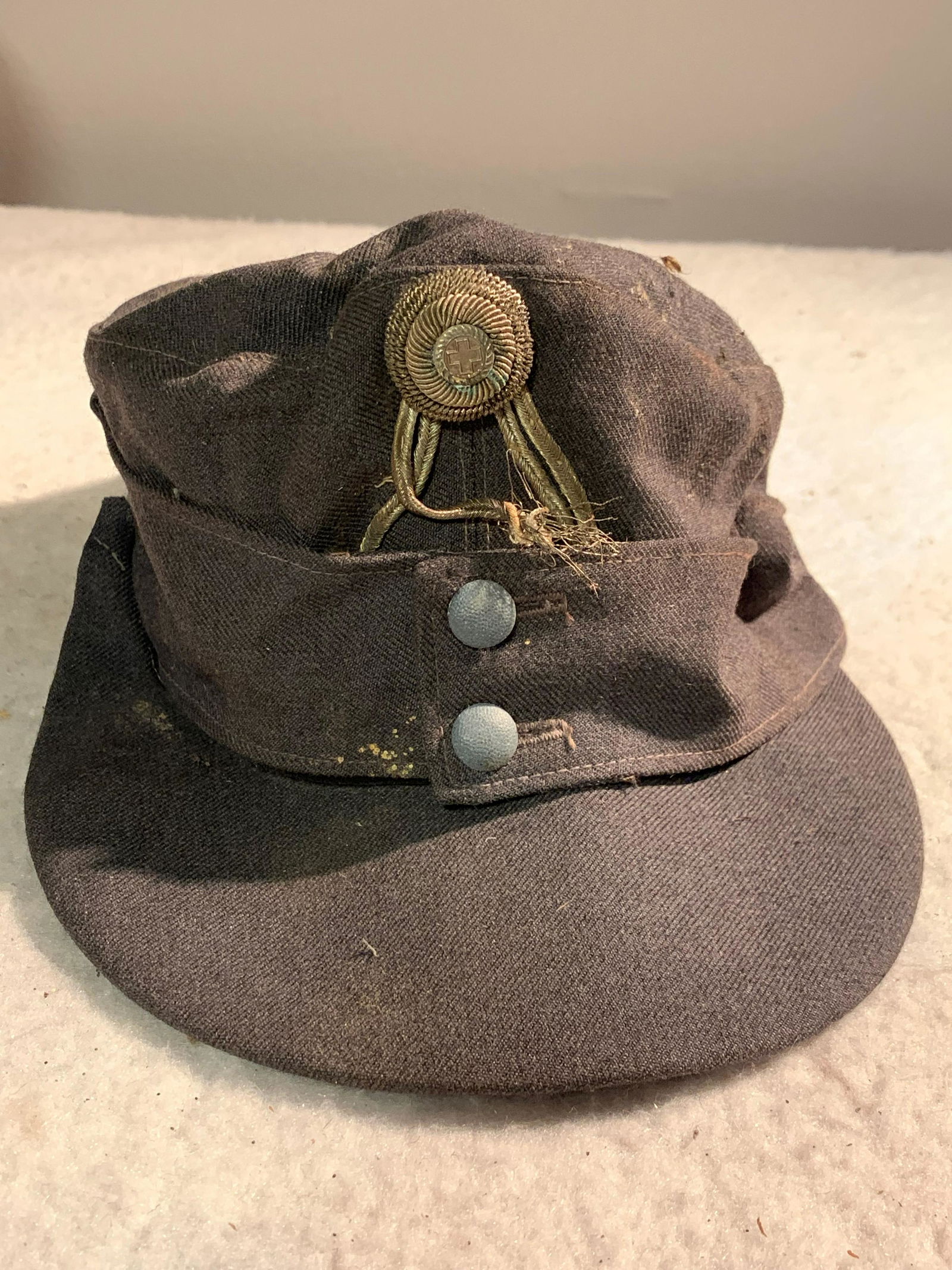 WW2 GERMAN NAZI MEDICS CAP: WW2 GERMAN NAZI MEDICS CAP. IN GOOD OVERALL SHAPE AND CONDITION FOR ITS AGE. HAS A BEATIFUL OVERALL PATINA. PLEASE VIEW ALL DETAILED PICTURES. A GREAT FIND AND AN EXCELLENT ADDITION TO YOUR COLLECTION
