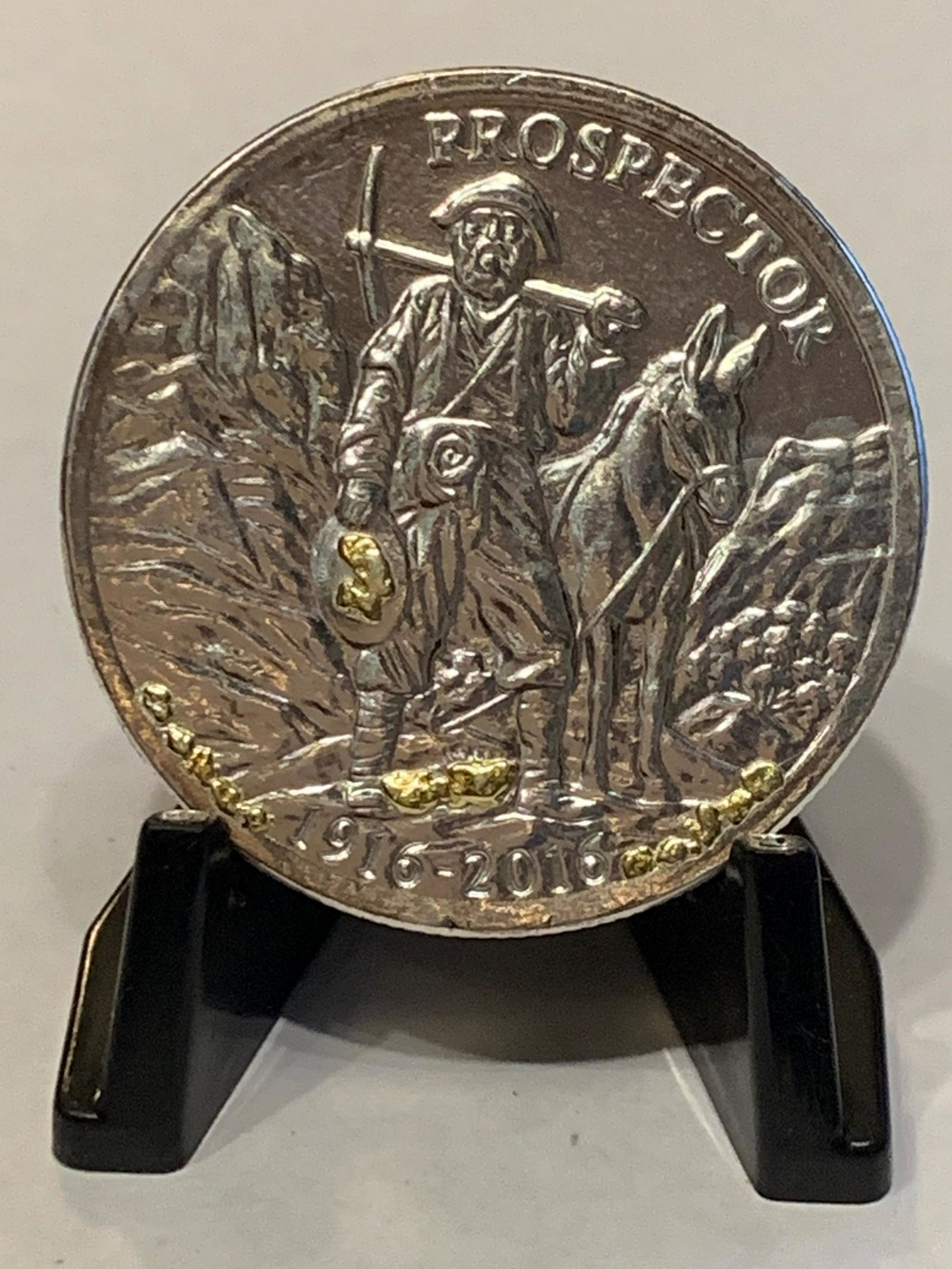 1 0Z SILVER ROUND ALASKAN COIN W/ 22K GOLD CHIP: 1 0Z SILVER ROUND ALASKAN COIN W/ 22K GOLD CHIP. IN EXCELLENT SHAPE AND OVERALL CONDITION. PROOF COIN. A GREAT FIND AND AN EXCELLENT ADDITION TO YOUR COLLECTION.