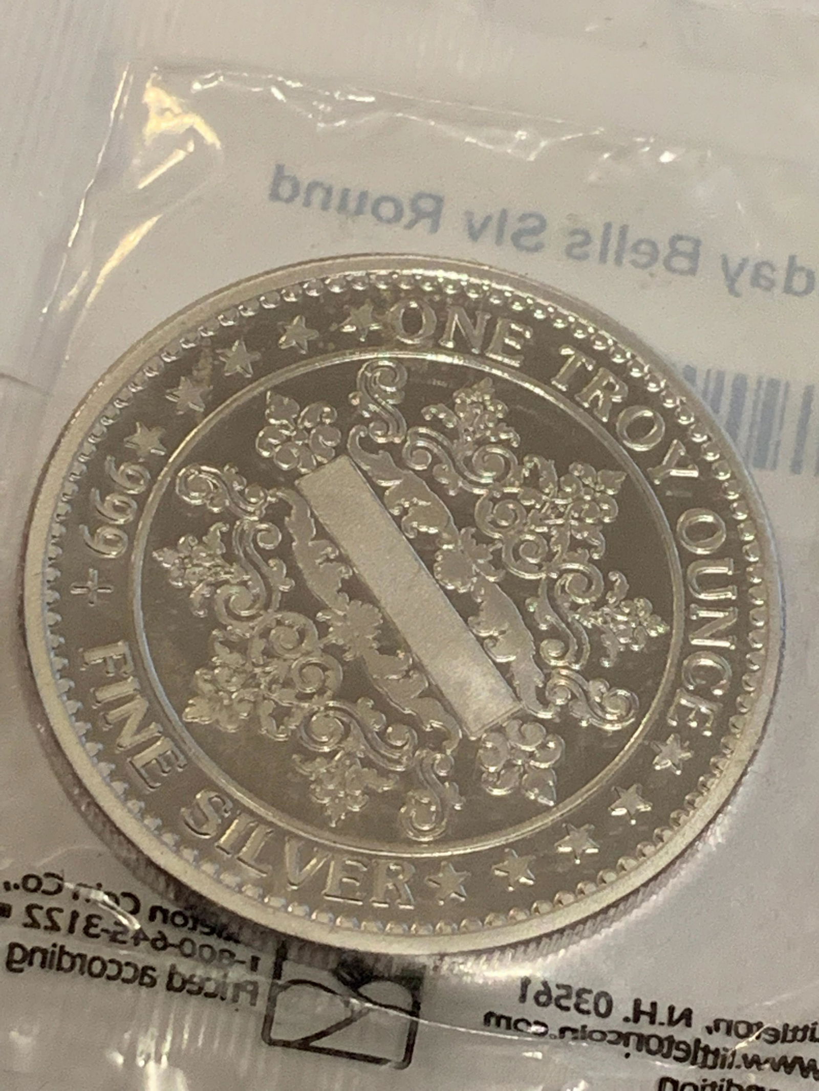 CHRISTMAS JOY TO THE WORLD 1 OZ SILVER COIN (1 of 2)