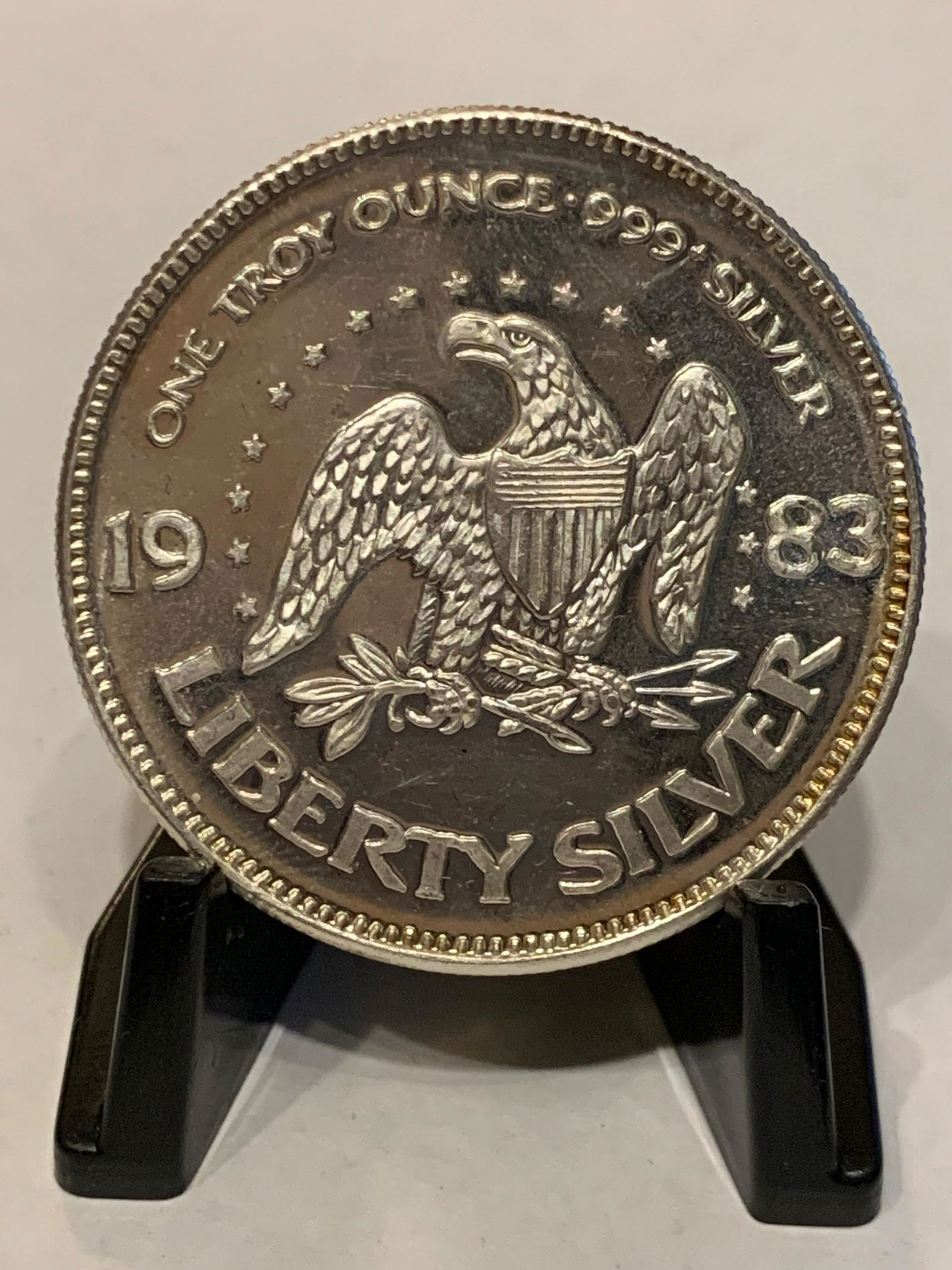 1983 U.S. AMERICAN EAGLE 1 OZ PURE SILVER COIN (1 of 2)