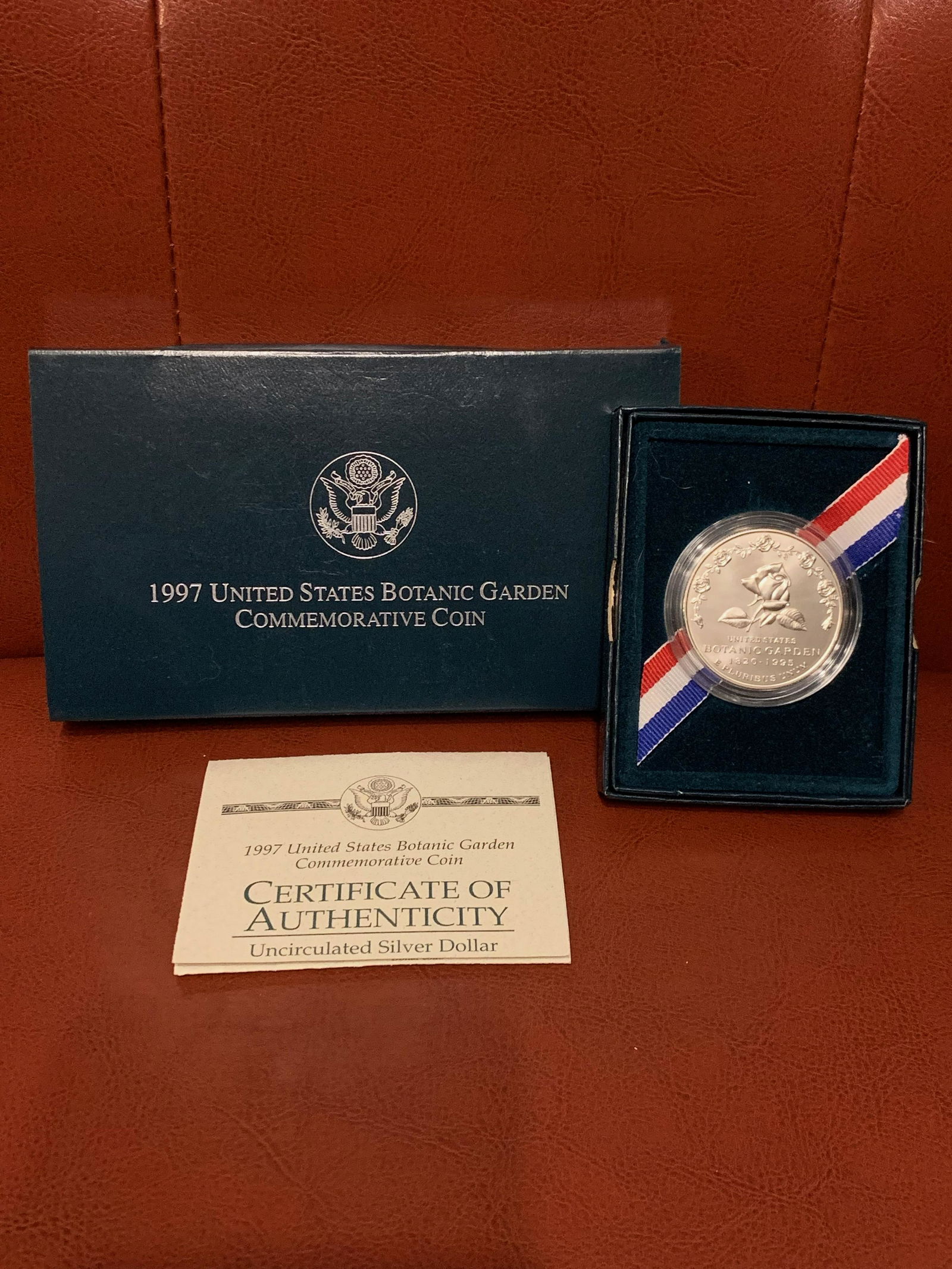 1997 UNCIRCULATED 90% 1 OZ SILVER DOLLAR W/CASE (1 of 4)