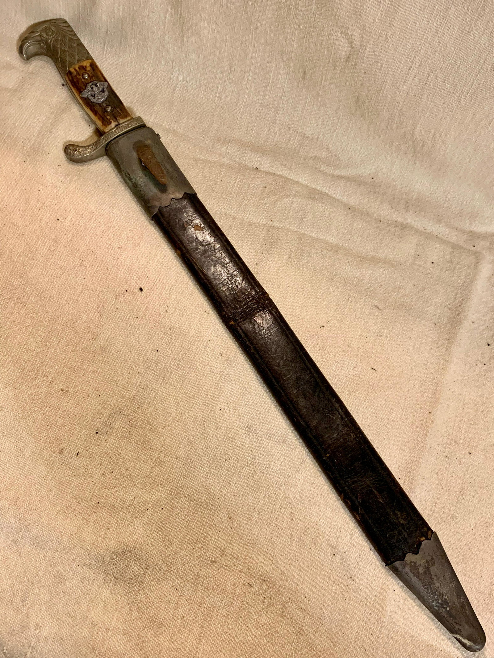 WW2 GERMAN POLICE DAGGER BAYONET W/ SERIAL NUMBER: WW2 GERMAN POLICE DAGGER BAYONET W/ SERIAL NUMBER. MADE BY WEYERSBERG KIRSCHBAUM & CIE, SOLINGEN. IN EXCELLENT SHAPE AND OVERALL CONDITION. HAS THE SERIAL NUMBER ON IT - PLEASE VIEW PICTURES. THIS WAS