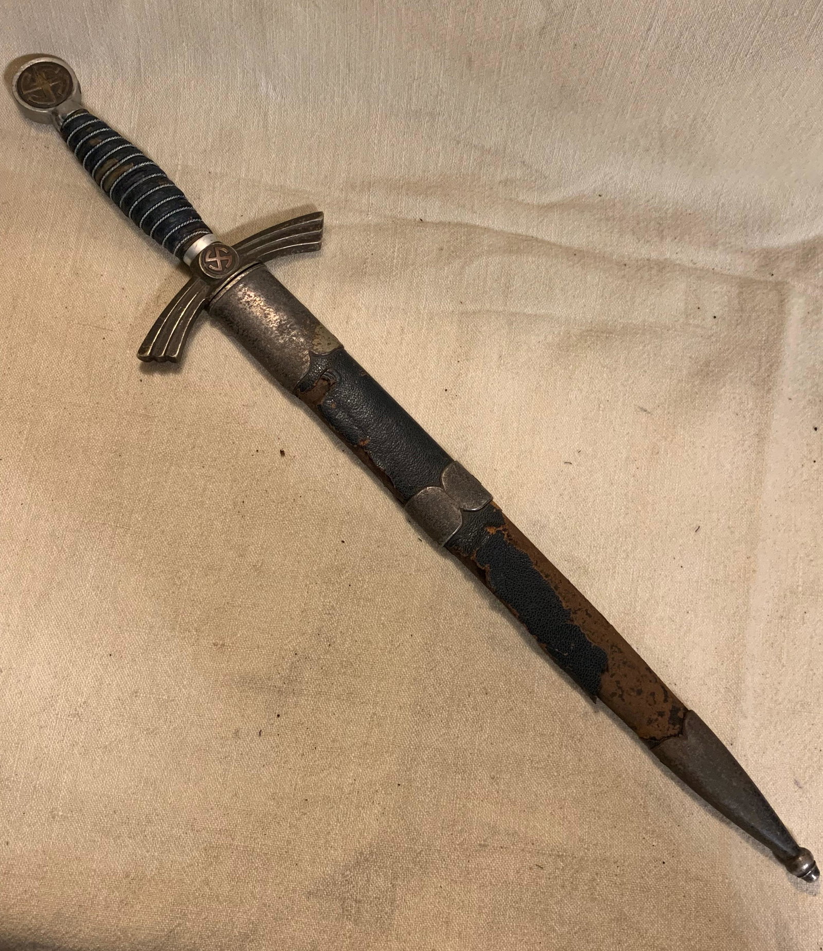 WW2 GERMAN 1ST MODEL LUFTWAFFE DAGGER W/ SHEATH: WW2 GERMAN 1ST MODEL LUFTWAFFE DAGGER W/ SHEATH. IN EXCELLENT SHAPE AND OVERALL CONDITION WITH A BEAUTIFUL OVERALL PATINA. MADE BY E. & F. HORSTER SOLINGEN. RETAINS MOST OF ITS ORIGINAL CONDITION. HIG