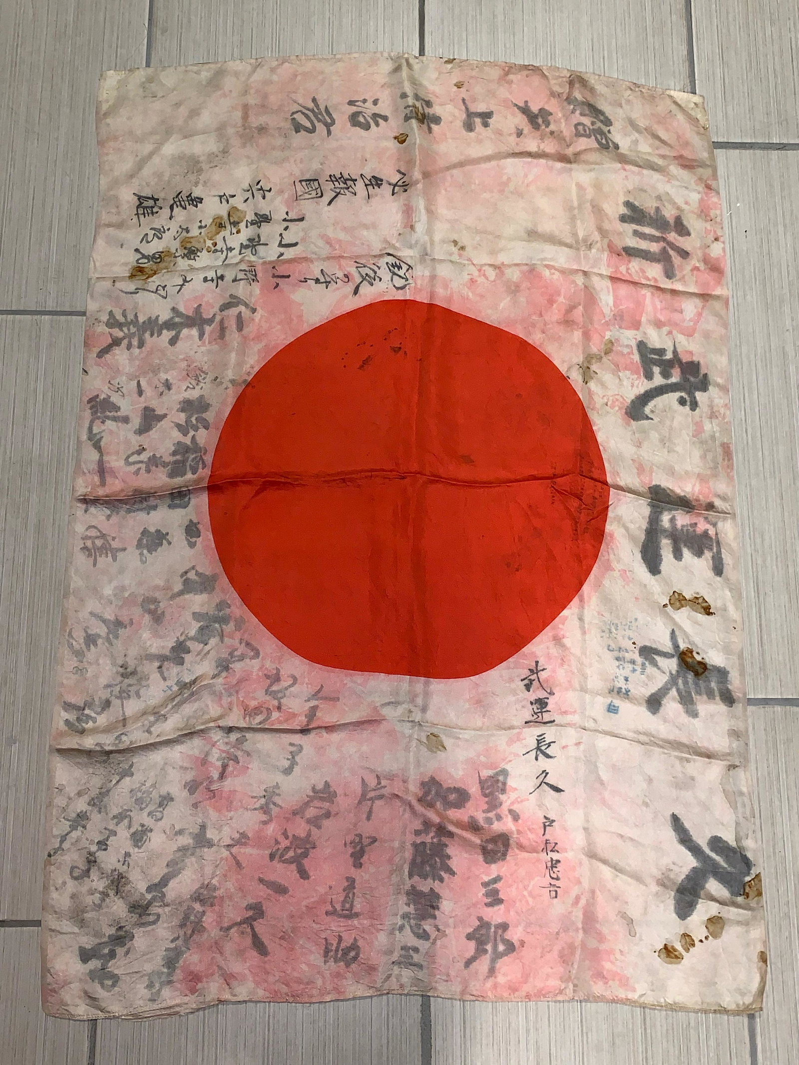 RARE WW2 JAPANESE SIGNED SILK FLAG W/ BLOOD STAINS: RARE WW2 JAPANESE SIGNED SILK FLAG. FLAG IS APPROX 38"L X 27"W. IN EXCELLENT SHAPE AND OVERALL CONDITION. FLAG HAS VARIOUS JAPANESE SIGNATURES WITH BLOOD STAINS ON IT. THIS IS A SCARCE FIND AND A VERY
