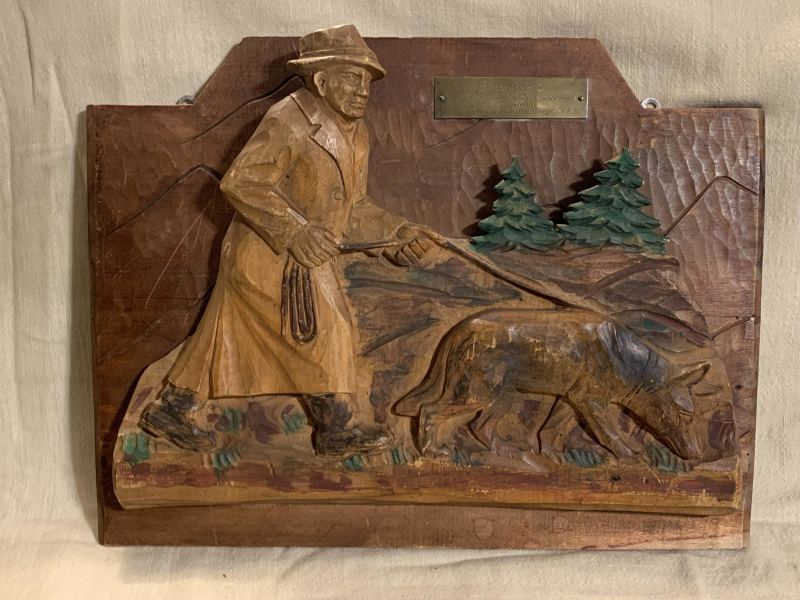 WW2 GERMAN NAZI POLICE DOG TRAINER/HANDLER PLAQUE: WW2 GERMAN NAZI POLICE DOG TRAINER/HANDLER PLAQUE. THIS WAS AN AWARD GIVEN TO RECOGNITION OF GERMAN DOG TRAINER/HANDLER. CARVED OUT OF WOOD. VERY WELL MADE AND IN EXCELLENT SHAPE. IT IS A HEAVY PIECE 