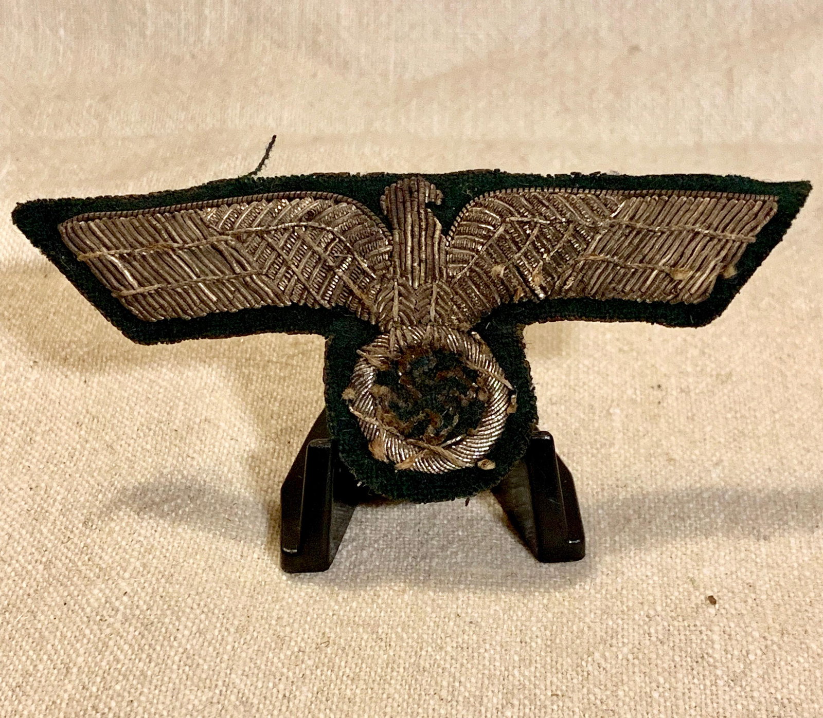 WW2 GERMAN HEER ARMY SLEEVE PATCH: WW2 GERMAN HEER ARMY SLEEVE PATCH. IN EXCELLENT SHAPE AND OVERALL CONDITION WITH A BEAUTIFUL OVERALL PATINA. A RARE FIND.