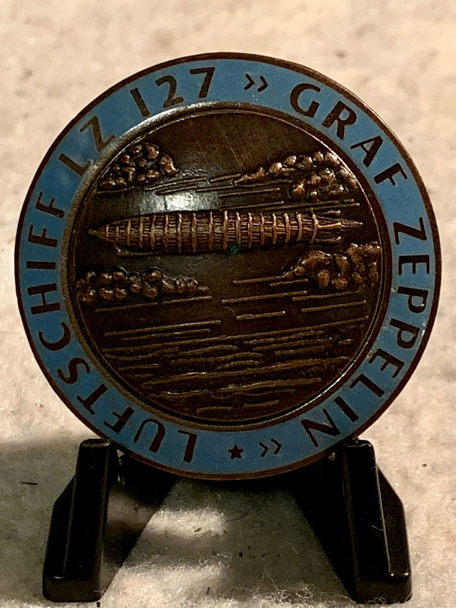 WW2 GERMAN LZ 127 GRAF ZEPPELIN LUFTSCHIFF AIR SHIP: WW2 GERMAN LZ 127 GRAF ZEPPELIN LUFTSCHIFF AIR SHIP BADGE. IN EXCELLENT SHAPE AND OVERALL CONDITION WITH MAKER MARKS ON THE BACK. A RARE FIND AND AN EXCELLENT ADDITION TO YOUR COLLECTION.