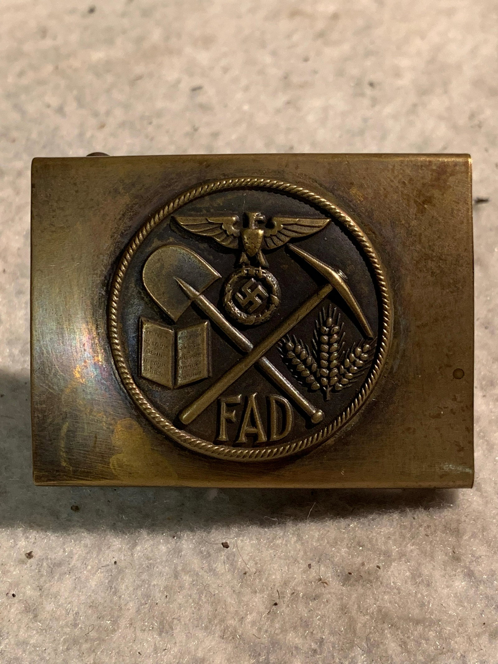 WW2 GERMAN FAD VOLUNTEER BELT BUCKLE: WW2 GERMAN FAD VOLUNTEER BELT BUCKLE. IN EXCELLENT SHAPE AND OVERALL CONDITION. THIS IS A RARE FIND. (FAD = Freiwilliger Arbeitsdienst). A GREAT ORIGINAL EXAMPLE TO ADD TO YOUR WW2 GERMAN COLLECTION.