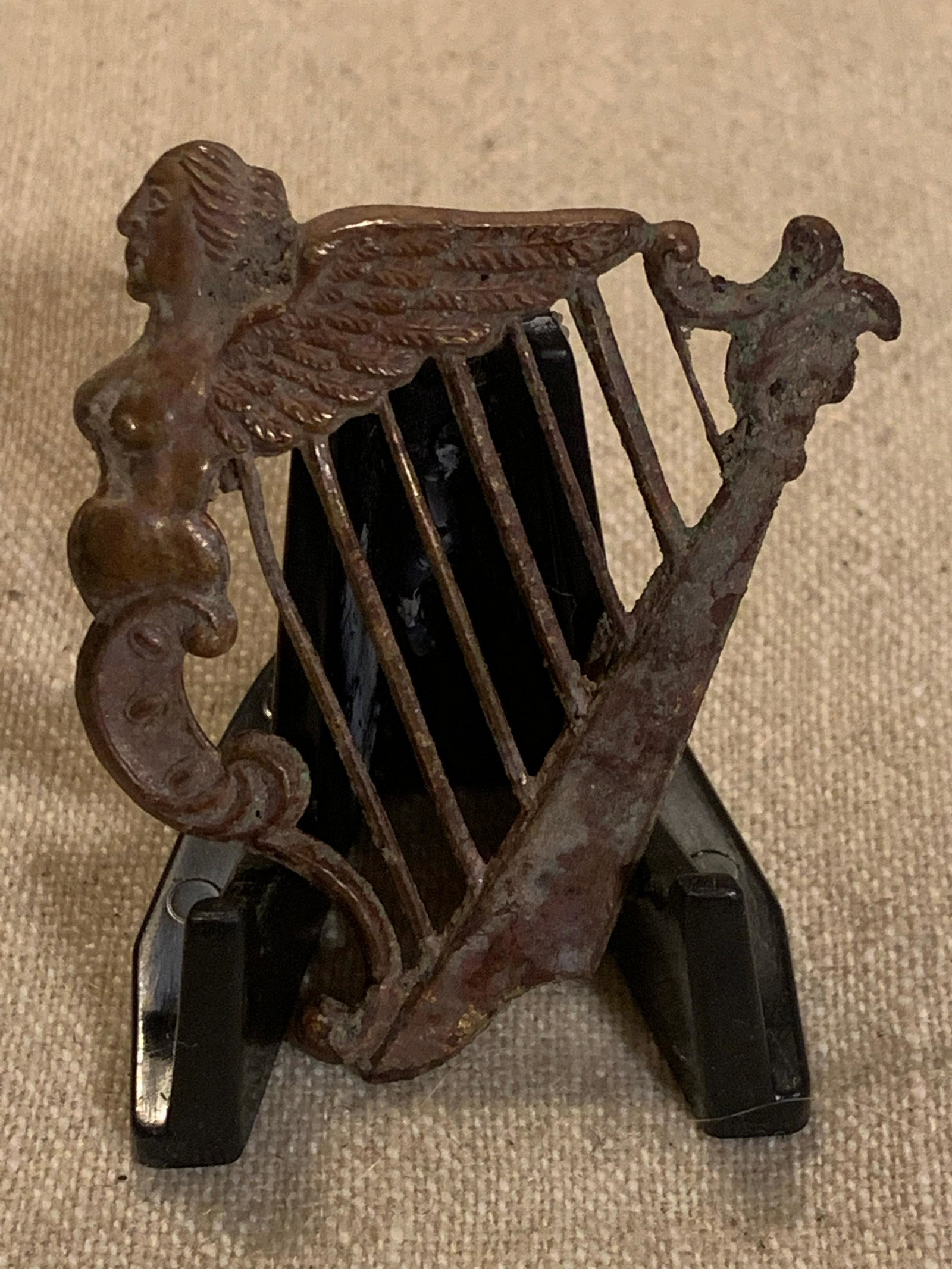 RARE CIVIL WAR IRISH BRIGADE HARP INSIGNIA: RARE CIVIL WAR IRISH BRIGADE HARP INSIGNIA. IN EXCELLENT SHAPE AND OVERALL CONDITION WITH A BEAUTIFUL OVERALL PATINA. A RARE FIND AND AN EXCELLENT ADDITION TO YOUR BELOVED COLLECTION.