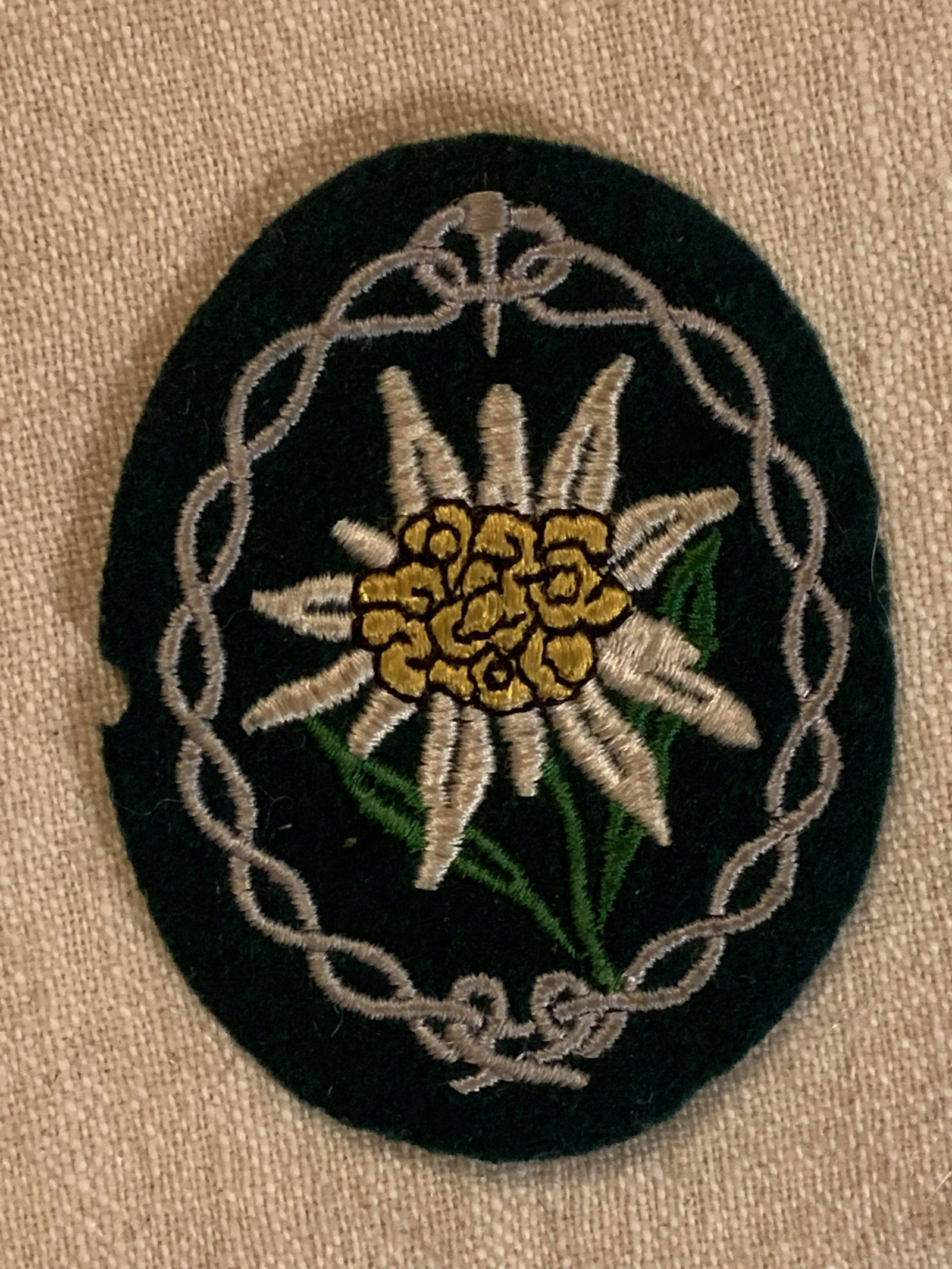 ORIG. WW2 GERMAN MOUNTAIN TROOPS SLEEVE PATCH: ORIG. WW2 GERMAN MOUNTAIN TROOPS SLEEVE PATCH. IN EXCELLENT OVERALL SHAPE AND CONDITION WITH A BEAUTIFUL OVERALL PATINA. APPEARS TO BE CUT OUT OF SLEEVE. A GREAT FIND AND AN EXCELLENT ADDITION TO YOUR