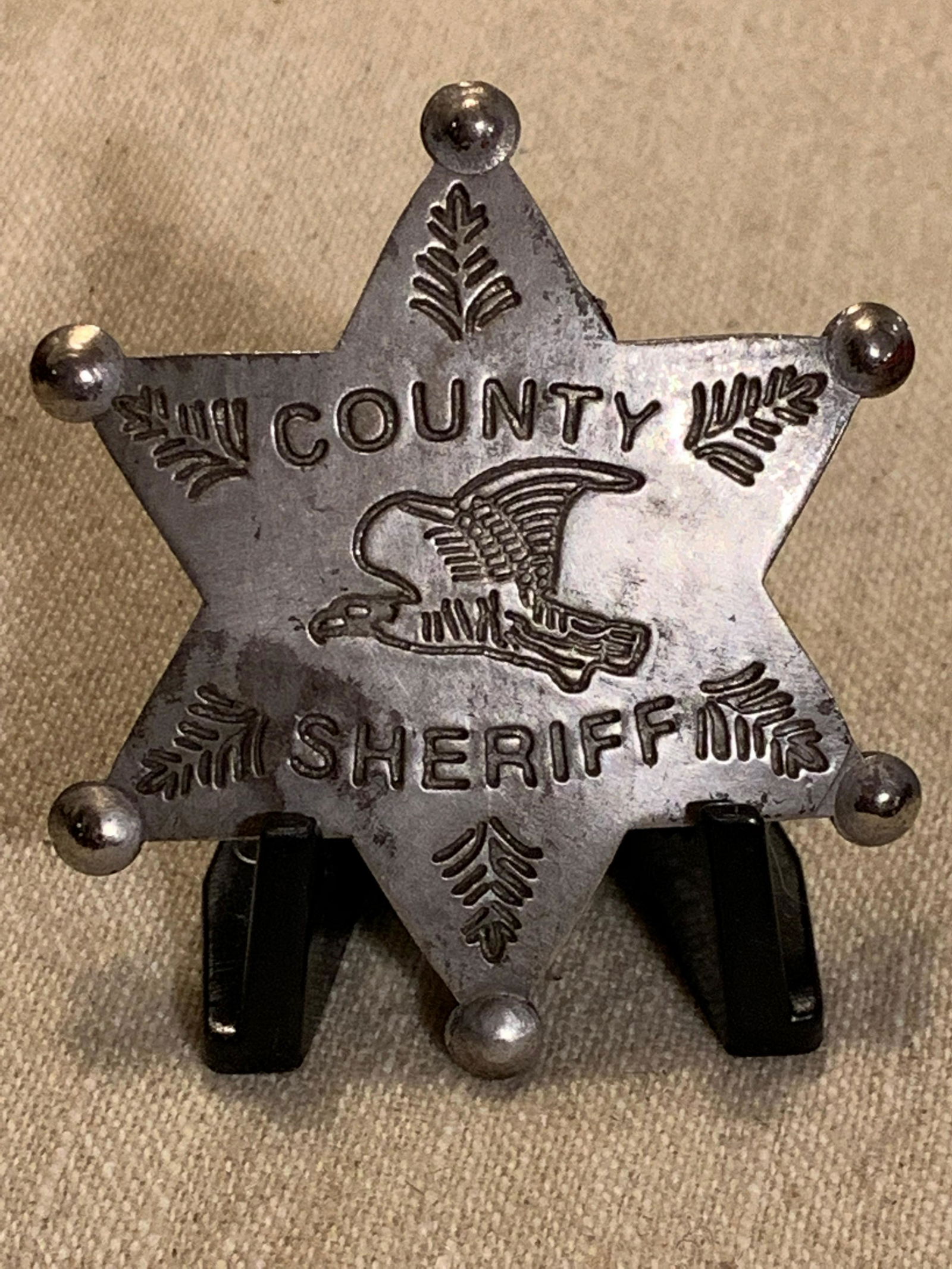 SCARCE ANTIQUE COUNTY SHERIFF BADGE: SCARCE ANTIQUE COUNTY SHERIFF BADGE. IN EXCELLENT SHAPE AND OVERALL CONDITION WITH A BEAUTIFUL OVERALL PATINA. A GREAT FIND AND AN EXCELLENT ADDITION TO YOUR COLLECTION.