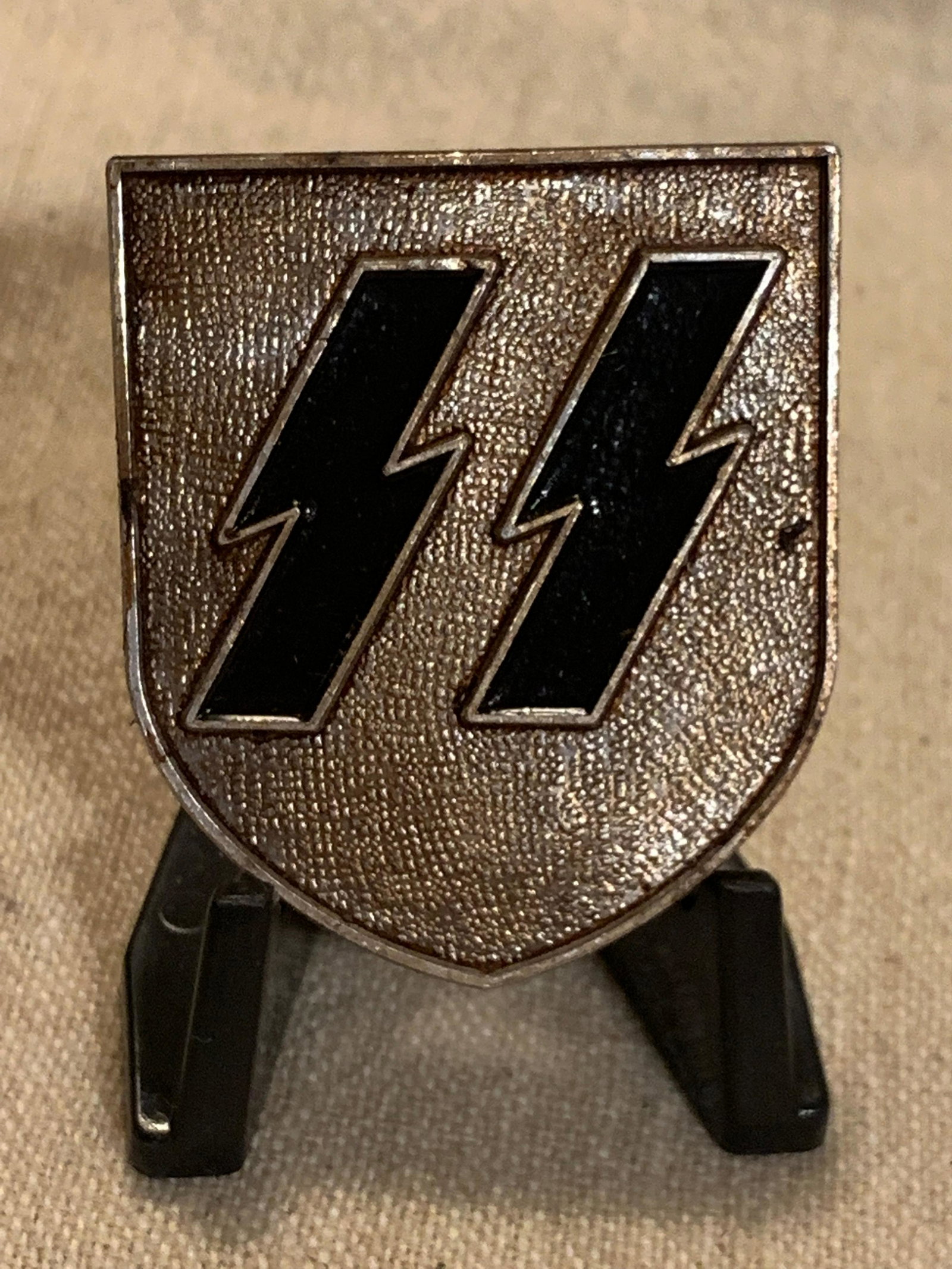 WW2 GERMAN SS PITH HELMET SHIELD INSIGNIA: WW2 GERMAN SS PITH HELMET SHIELD INSIGNIA. IN EXCELLENT SHAPE AND CONDITION WITH A BEAUTIFUL OVERALL PATINA. HAS MAKER MARKS ON THE BACK. A GREAT FIND AND AN EXCELLENT ADDITION TO YOUR COLLECTION.