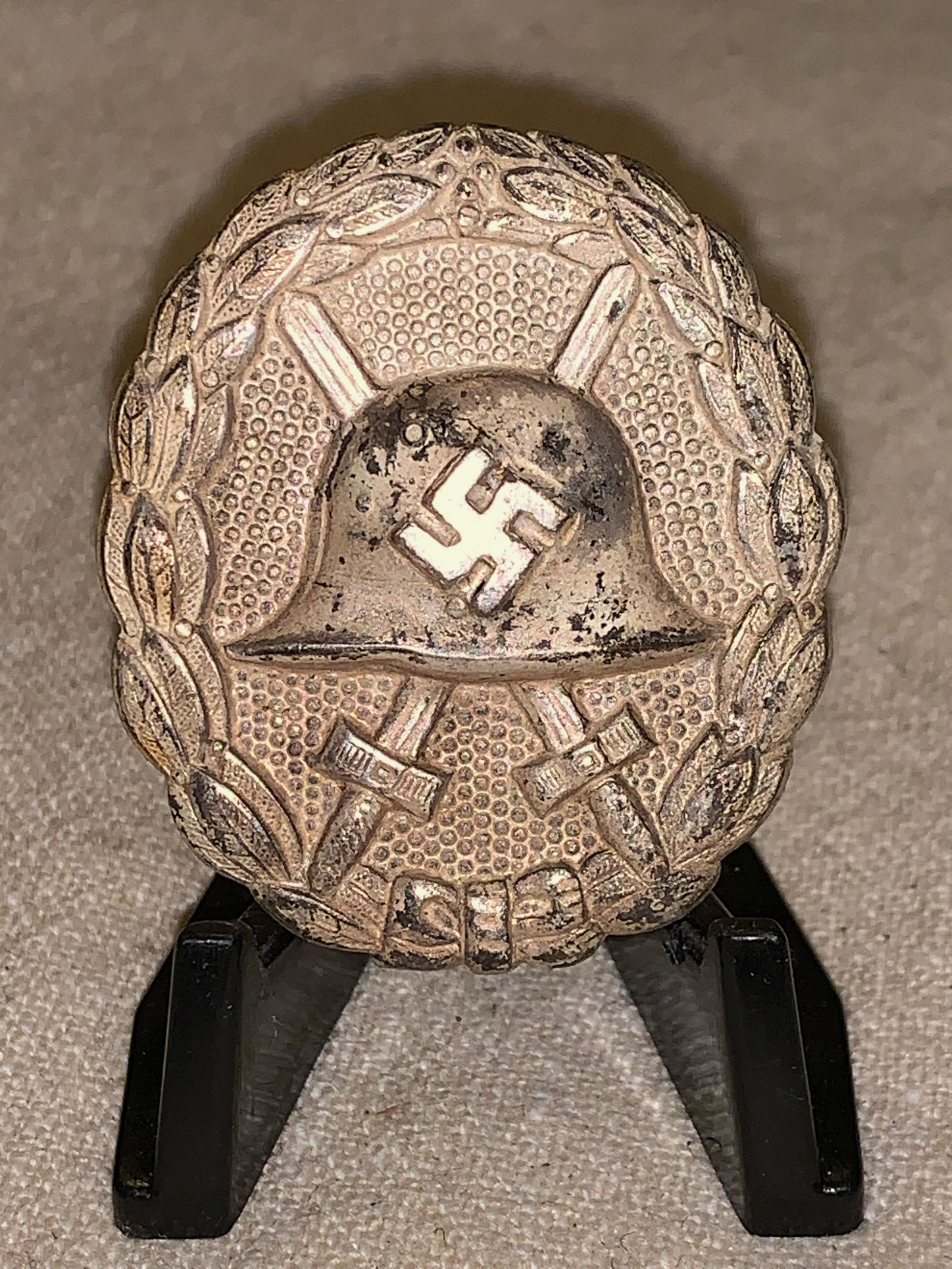 GERMAN WW1 SILVER WOUND BADGE: GERMAN WW1 SILVER WOUND BADGE. IN EXCELLENT SHAPE AND OVERALL CONDITION. DIE STRUCK BRASS BADGE, THIN SILVER FINISH, PLATED BRASS PIN AND CATCH, 37X43 MM, MODERATE WEAR. A GREAT ADDITION TO YOUR COLLE