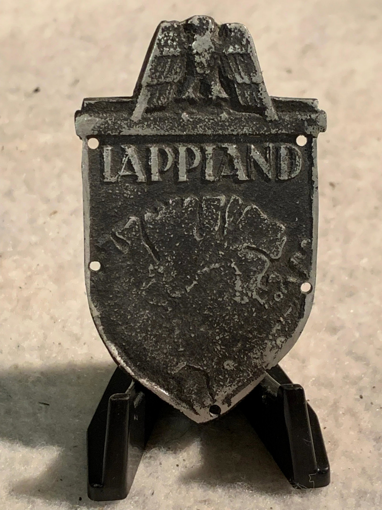 WW2 GERMAN NAZI GEN. FRANZ ARMY LAPPLAND SHIELD BADGE: WW2 GERMAN NAZI GEN. FRANZ ARMY LAPPLAND SHIELD BADGE. IN EXCELLENT OVERALL SHAPE AND CONDITION WITH A BEAUTIFUL OVERALL PATINA. THIS WAS A MILITARY DECORATION AWARD THAT WAS AWARDED TO MILITARY PERSO