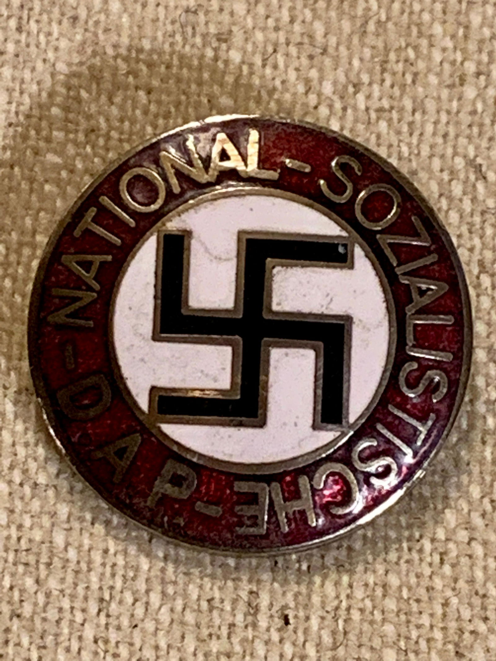 WW2 GERMAN WORKERS PARTY DAP PIN BADGE: WW2 GERMAN WORKERS PARTY DAP PIN BADGE. HAS MAKER MARKS ON THE BACK. BEAUTIFUL OVERALL PATINA. IN GREAT SHAPE AND CONDITION. A GREAT FIND AND AND EXCELLENT ADDITION TO YOUR COLLECTION.