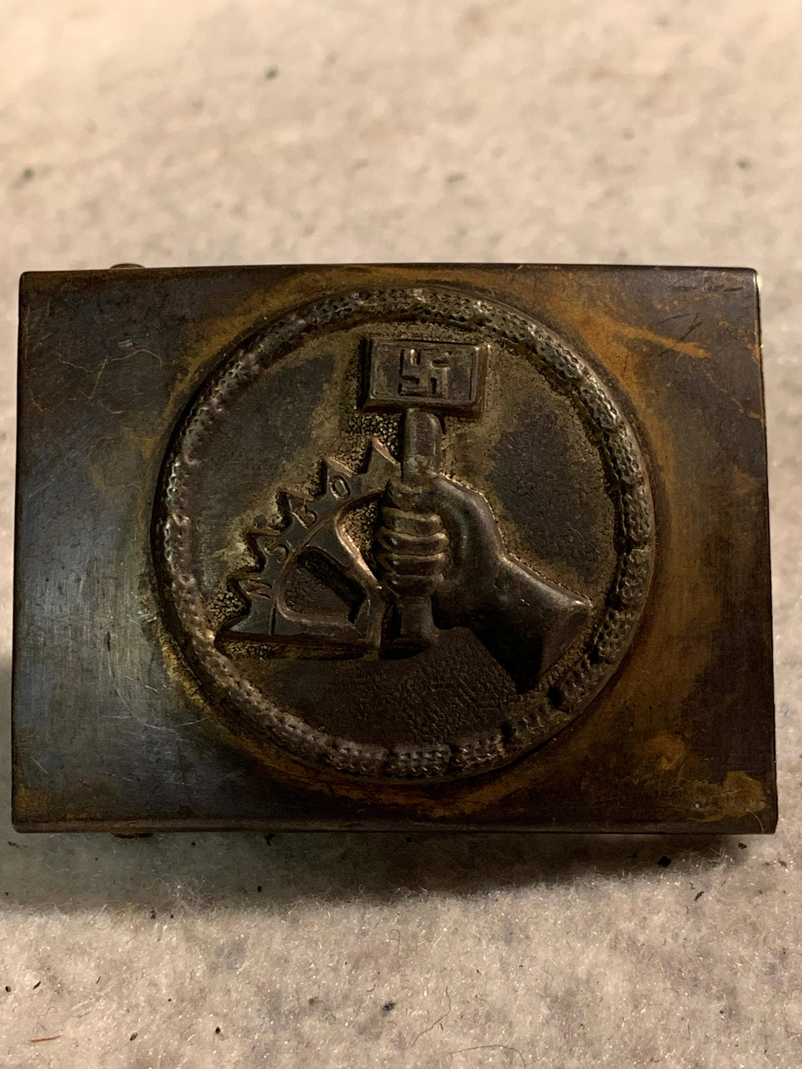 WW2 GERMAN NAZI CONCENTRATION CAMP LABOR BELT BUCKLE: WW2 GERMAN NAZI CONCENTRATION CAMP LABOR BELT BUCKLE. IN EXCELLENT SHAPE AND OVERALL CONDITION WITH A BEAUTIFUL OVERALL PATINA. A GREAT FIND AND AN EXCELLENT ADDITION TO YOUR COLLECTION.