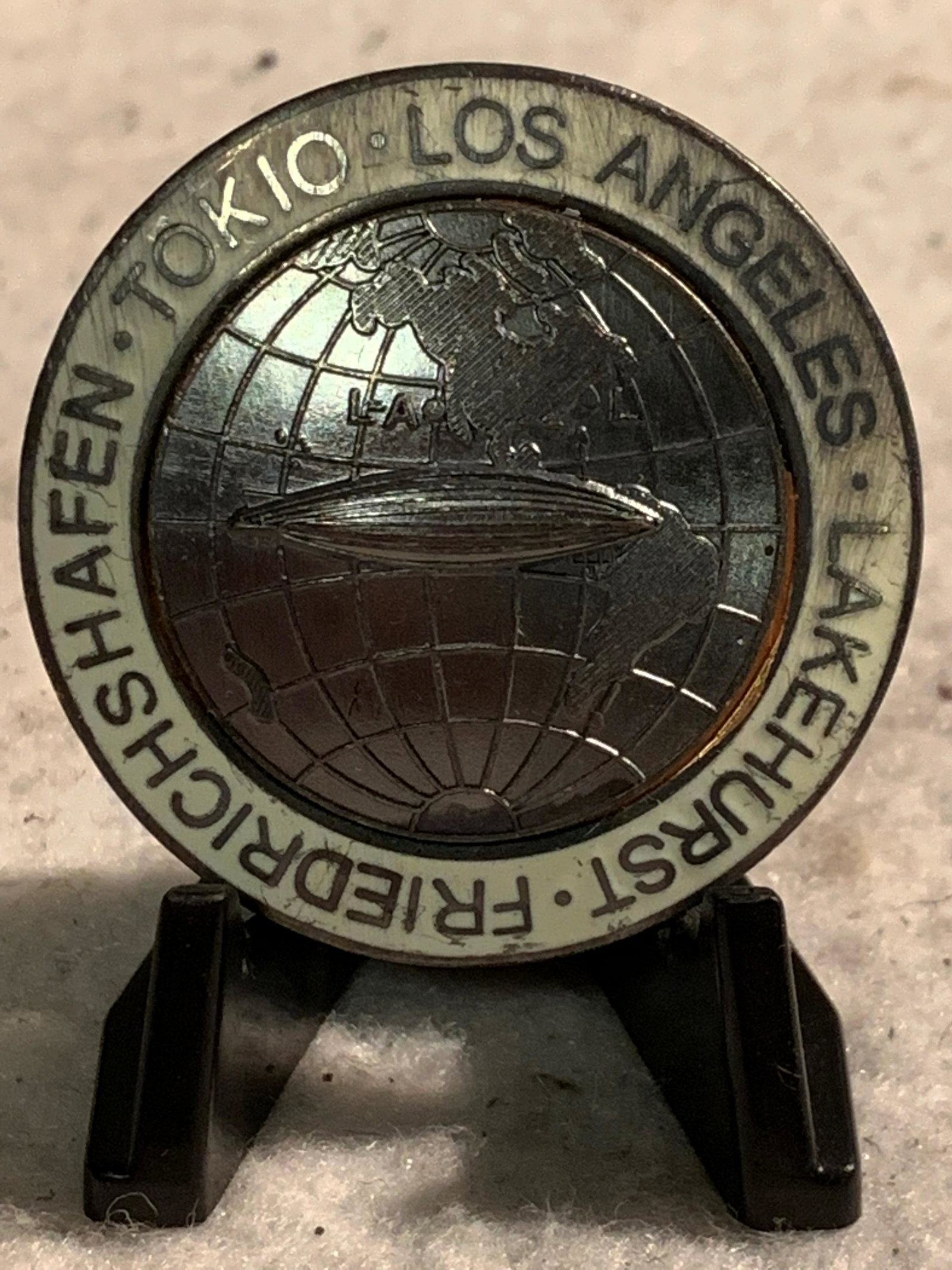 WW2 GERMAN NAZI GRAF ZEPPELIN ROUND THE WORLD BADGE: WW2 GERMAN NAZI GRAF ZEPPELIN ROUND THE WORLD BADGE. IN EXCELLENT SHAPE AND OVERALL CONDITION WITH MAKER MARKS ON THE REAR. HAS A BEAUTIFUL OVERALL PATINA. A GREAT FIND AND AN EXCELLENT ADDITION TO YO