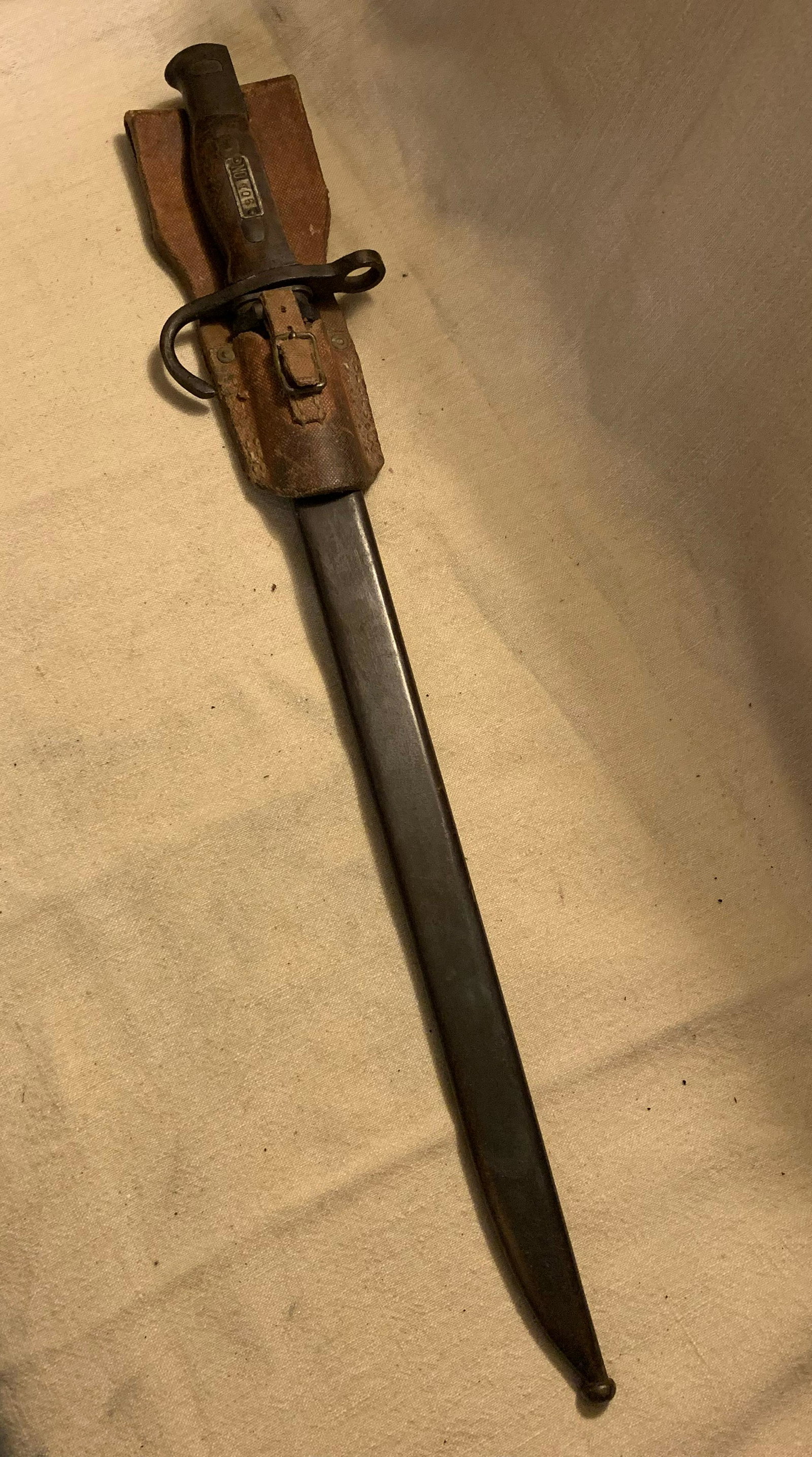 WW2 JAPANESE BAYONET WITH FROG SHEATH: WW2 JAPANESE BAYONET WITH FROG SHEATH. IN EXCELELNT SHAPE AND OVERALL CONDITION. HAS A SERIAL NUMBER ON THE HANDLE - VIEW PICTURES. A GREAT FIND AND AN EXCELLENT ADDITION TO YOUR COLLECTION.