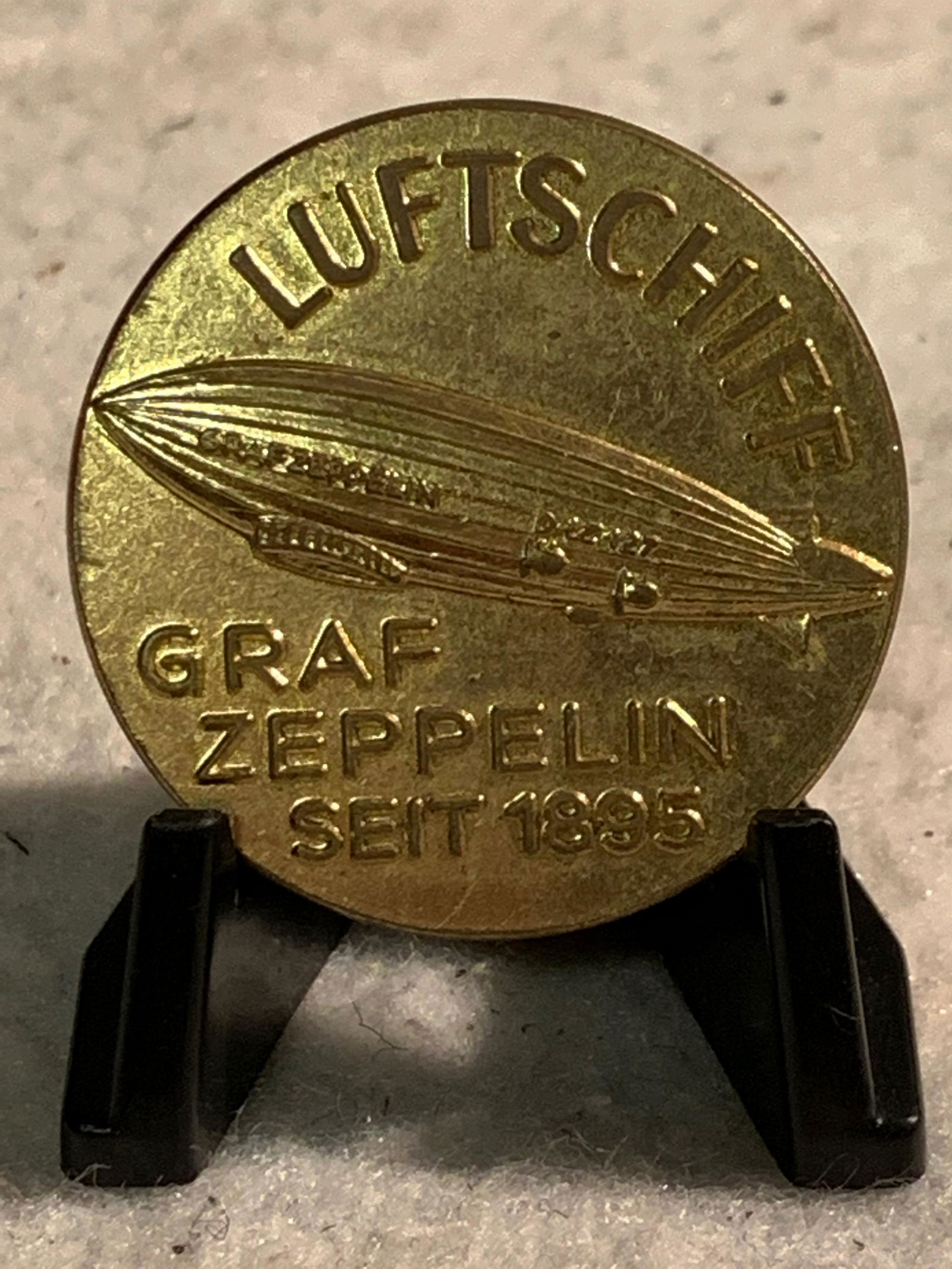 RARE WW1 GERMAN GRAF ZEPPELIN SEIT 1895 PIN: RARE WW1 GERMAN GRAF ZEPPELIN SEIT 1895 PIN. IN EXCELLENT SHAPE AND OVERALL CONDITION WITH MAKER MARKS ON THE BACK. A GREAT RARE FIND.