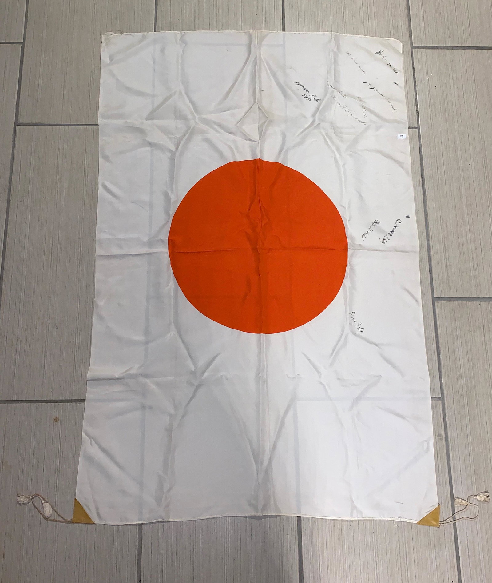 WW2 JAPANESE SILK FLAG SIGNED BY U.S. SOLDIERS: WW2 JAPANESE SILK FLAG SIGNED BY U.S. SOLDIERS. MOST LIKELY SIGNED BY THE U.S. MILITARY GROUP WHO CAPTURED THIS FLAG. A GREAT FIND AND AN EXCELLENT ADDITION TO YOUR COLLECTION. FLAG IS 42"L X 28"W. A 