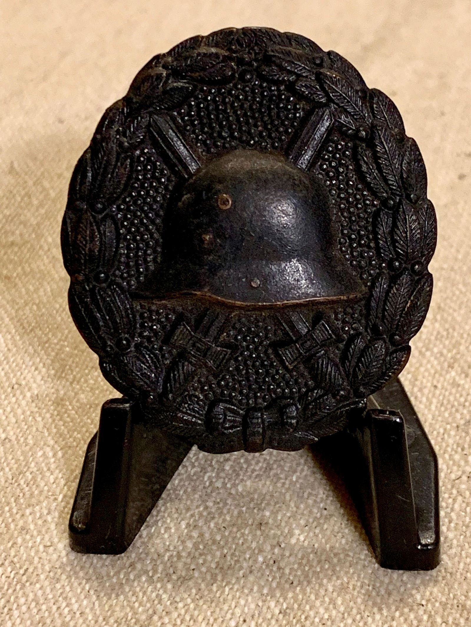 WW1 GERMAN BLACK WOUND BADGE: WW1 GERMAN BLACK WOUND BADGE. IN MINT OVERALL SHAPE AND CONDITION, RETAINING MOST OF IT'S ORIGINAL CONDITION. A GREAT FIND AND AN EXCELLENT ADDITION TO YOUR COLLECTION.
