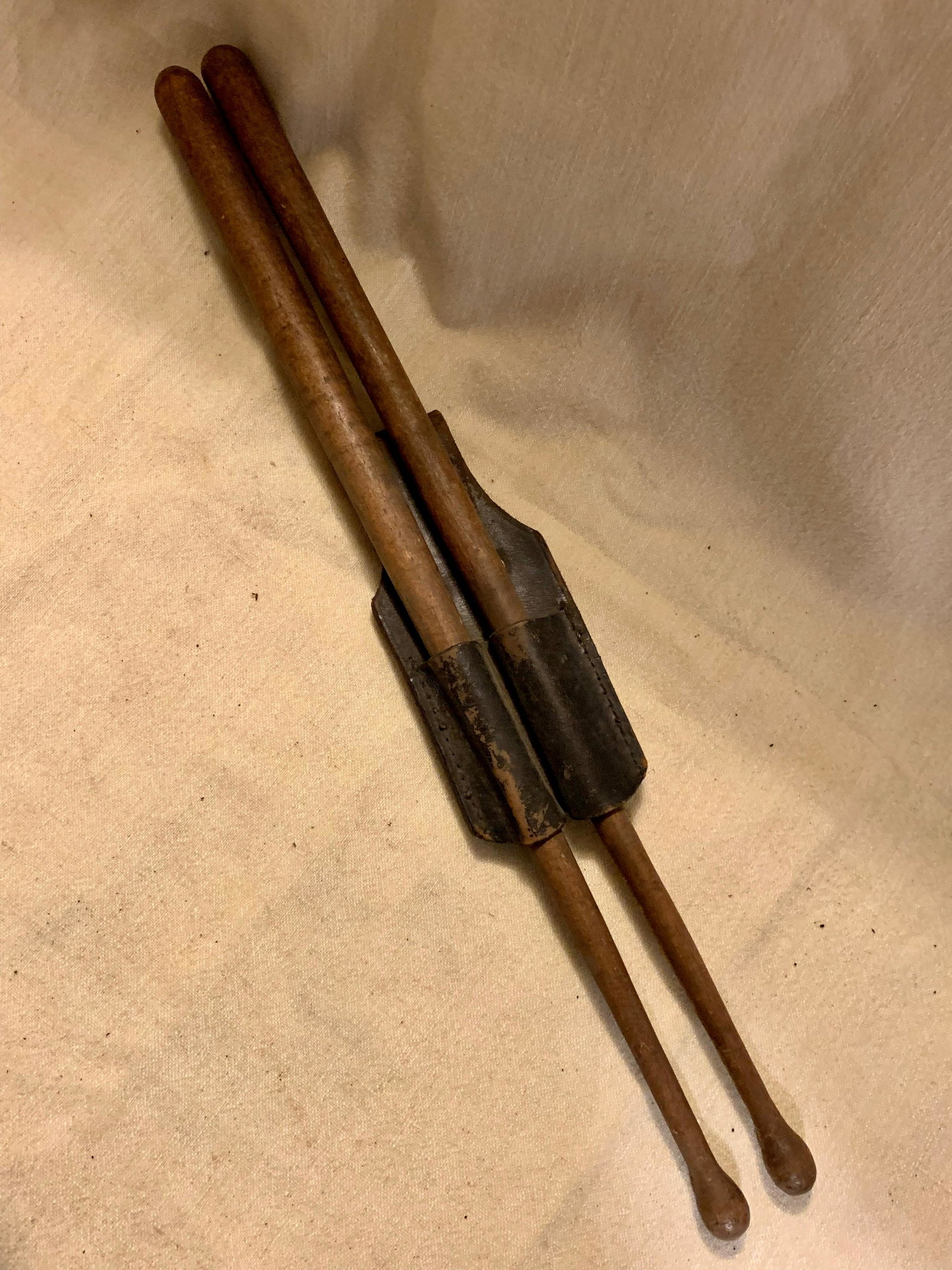 WW2 GERMAN DRUM STICKS WITH LEATHER CASE: WW2 GERMAN DRUM STICKS WITH LEATHER CASE. IN GOOD OVERALL SHAPE AND CONDITION. A GREAT ADDITION TO YOUR COLLECTION.