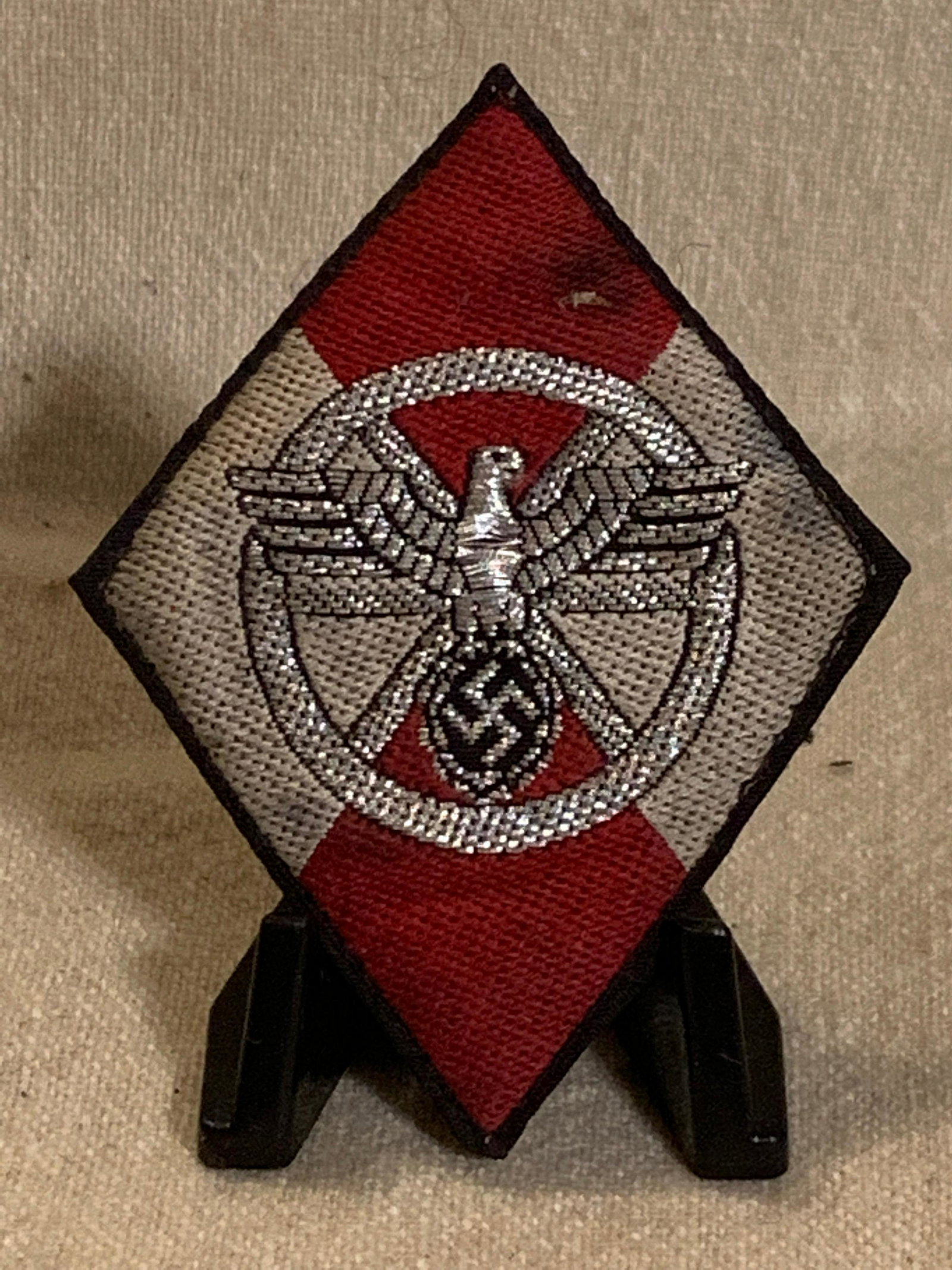WW2 GERMAN HITLER YOUTH SLEEVE PATCH: WW2 GERMAN HITLER YOUTH SLEEVE PATCH. IN EXCELLENT SHAPE AND OVERALL CONDITION WITH A BEAUTIFUL OVERALL PATINA. A GREAT FIND AND AN EXCELLENT ADDITION TO YOUR COLLECTION.