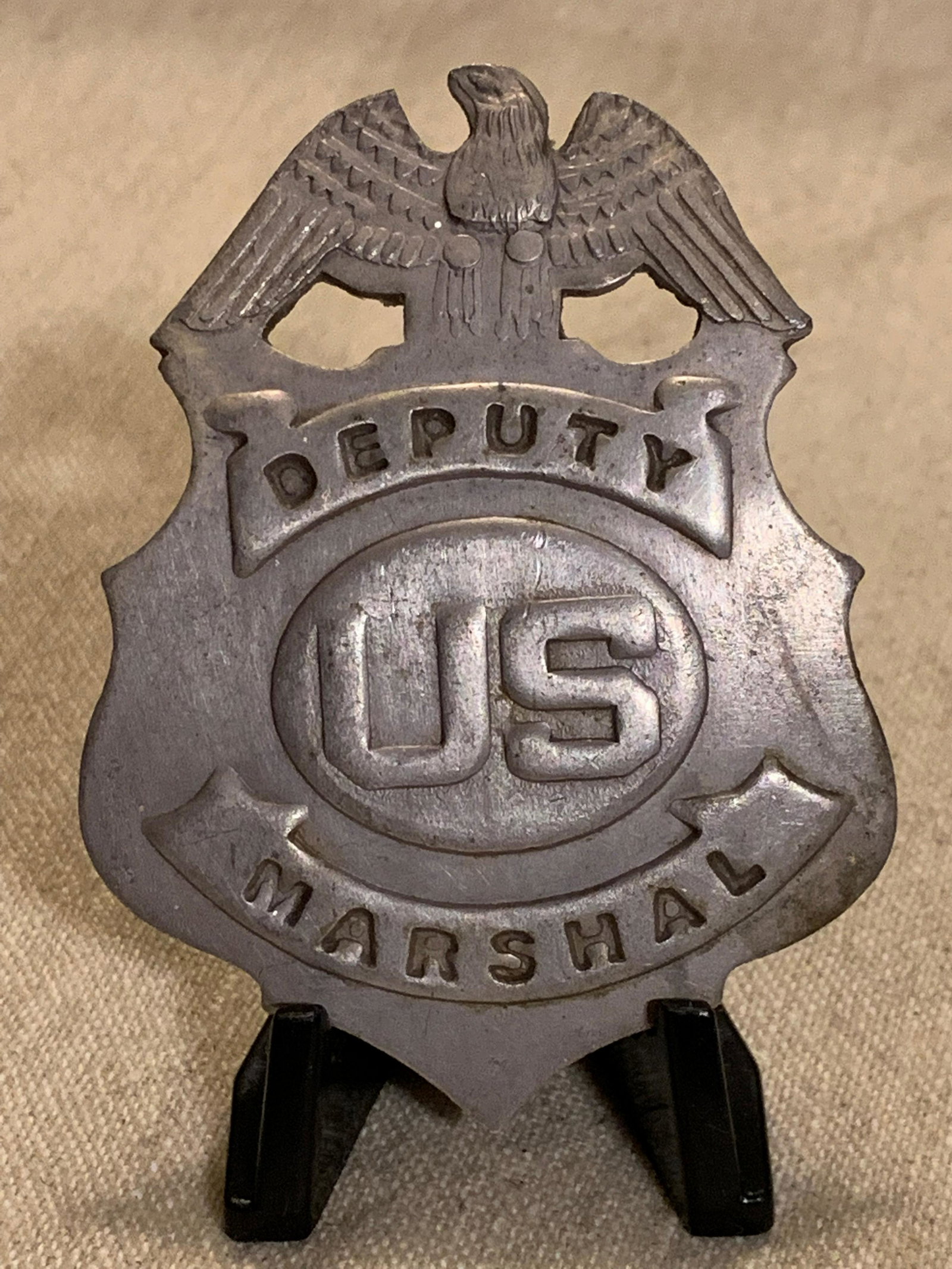 RARE ANTIQUE DEPUTY U.S. MARSHAL BADGE.: RARE ANTIQUE DEPUTY U.S. MARSHAL BADGE. IN EXCELLENT SHAPE AND OVERALL CONDITION WITH A BEAUTIFUL OVERALL PATINA. A GREAT FIND AND AN EXCELLENT ADDITION TO YOUR COLLECTION.