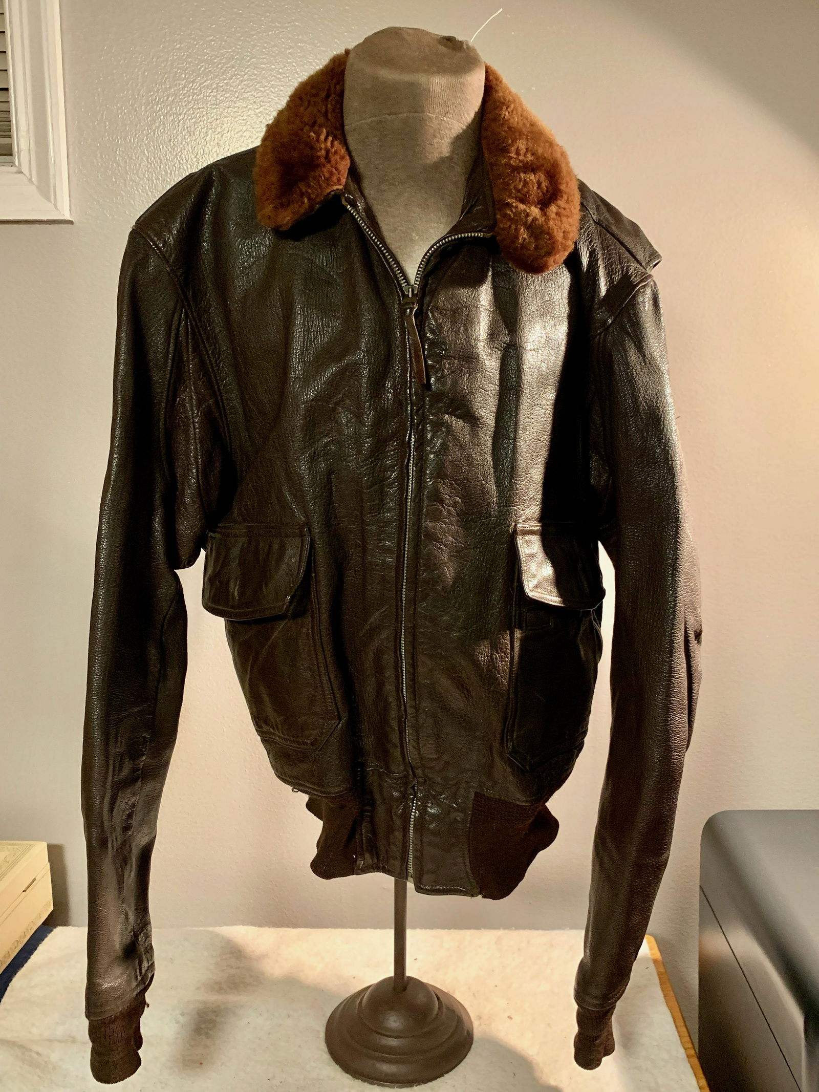 WW2 U.S. ARMY G-1 FLIGHT JACKET: WW2 U.S. ARMY G-1 FLIGHT JACKET. IN GOOD OVERALL SHAPE AND CONDITION WITH A BEAUTIFUL OVERALL PATINA. RETAINS MOST OF ITS ORIGINAL CONDITION. A GREAT FIND AND AN EXCELLENT ADDITION TO YOUR COLLECTION.