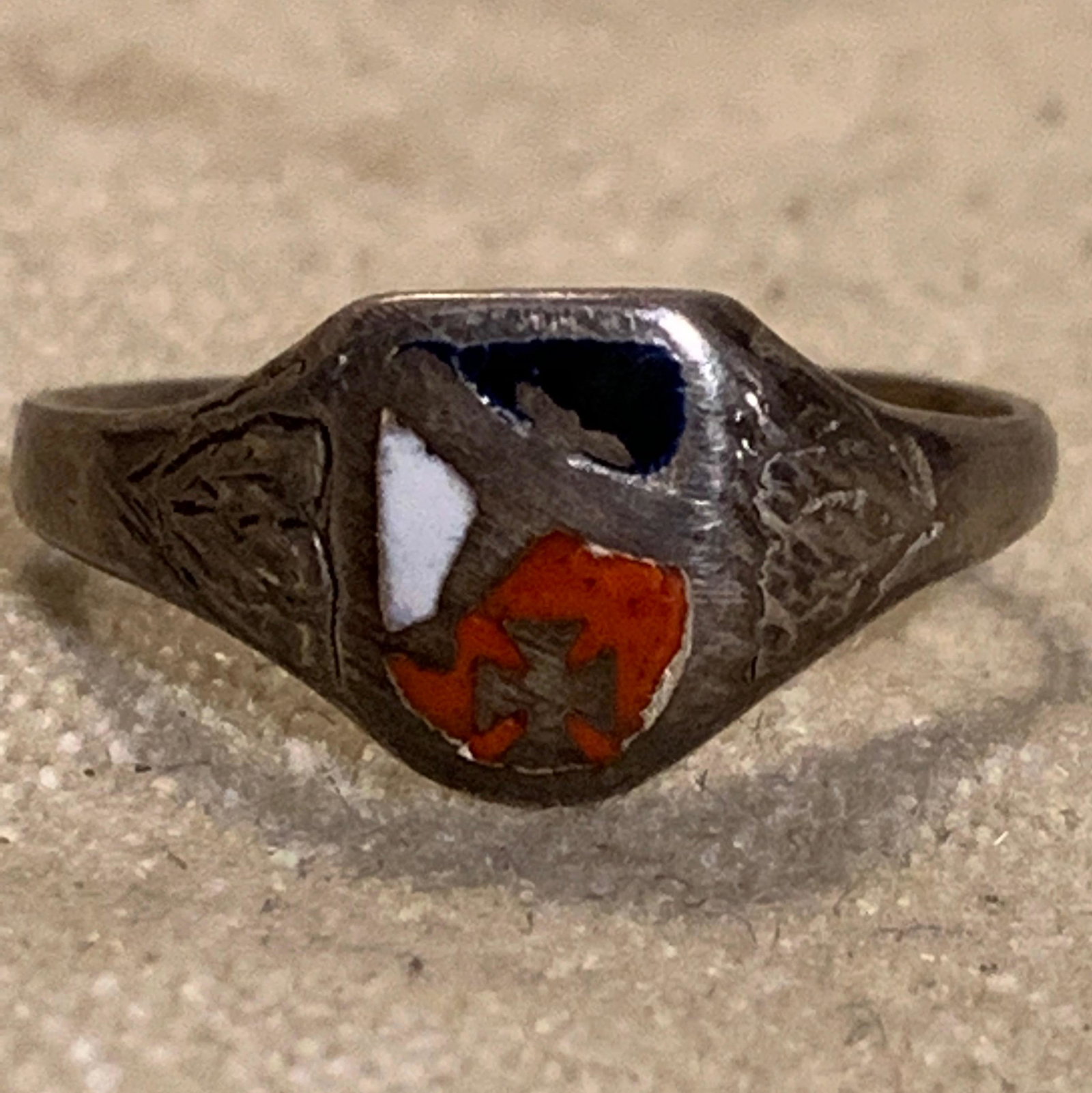 WW1 GERMAN PATRIOTIC IRON CROSS SILVER RING: WW1 GERMAN PATRIOTIC IRON CROSS SILVER RING. IN EXCELLENT SHAPE AND OVERALL CONDITION WITH A BEAUTIFUL OVERALL PATINA. IMPERIAL GERMANY: TRENCH ART, PATRIOTIC - VETERAN'S WW1 RING. WITH THE COLORS OF 