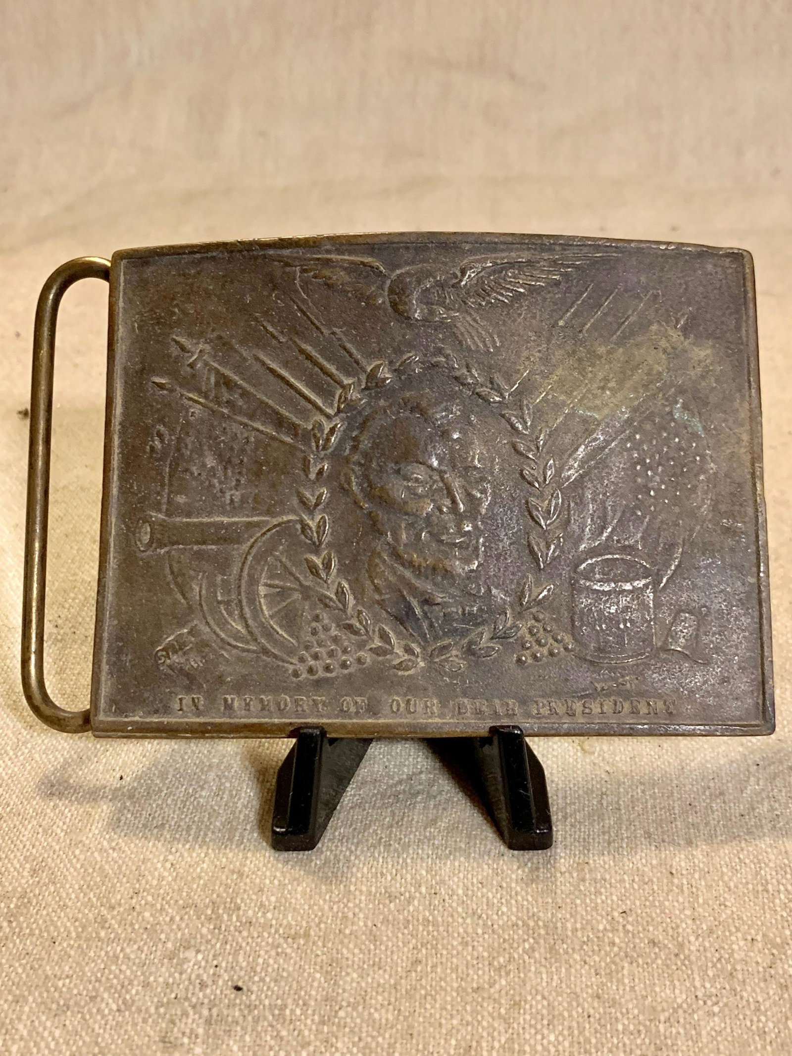 SCARCE CIVIL WAR ABRAHAM LINCOLN BELT BUCKLE: SCARCE CIVIL WAR ABRAHAM LINCOLN BELT BUCKLE. IN MEMORY OF OUR PRESIDENT A. LINCOLN BELT BUCKLE. HAS A BEAUTIFUL OVERALL PATINA. PLEASE VIEW ALL DETAILED PICTURES. A GREAT FIND AND AN EXCELLENT ADDITI