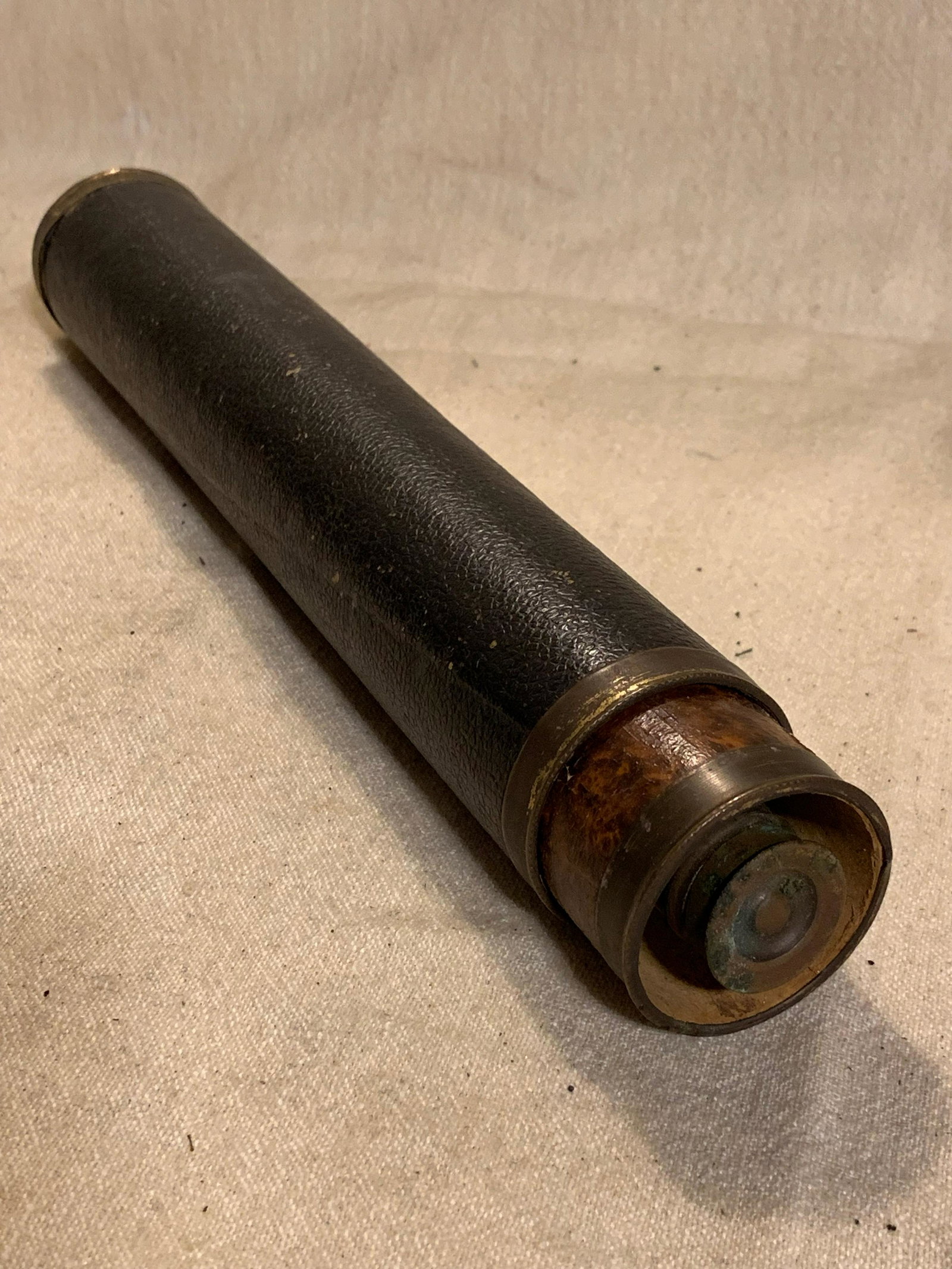 RARE CIVIL WAR OFFICERS TELESCOPE: RARE CIVIL WAR OFFICERS TELESCOPE. IN GOOD SHAPE AND OVERALL CONDITION. PLEASE VIEW ALL DETAILED PICTURES. A GREAT FIND AND AN EXCELLENT ADDITION TO YOUR COLLECTION.