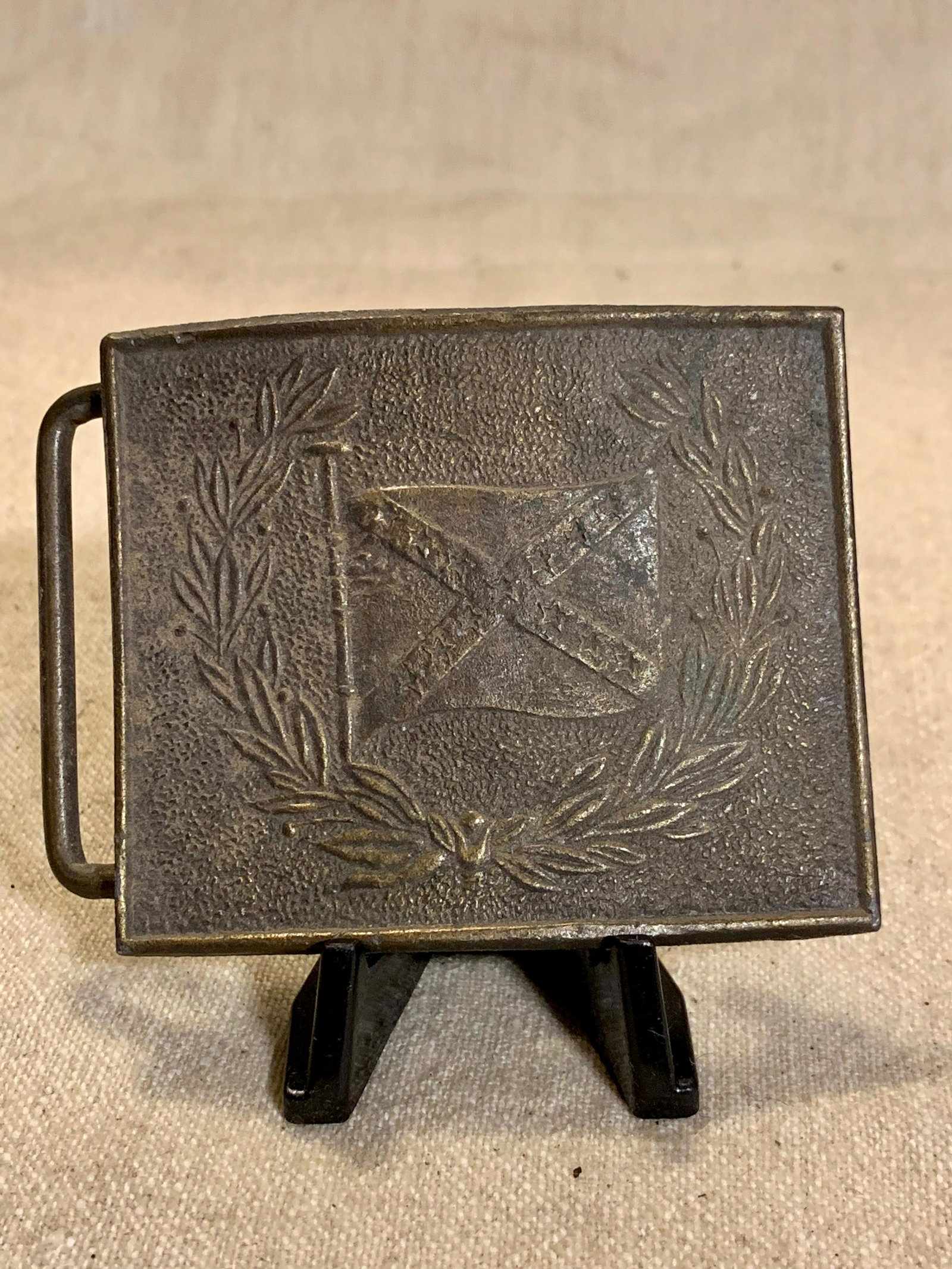 SCARCE CIVIL WAR PATRIOTIC FLAG BELT BUCKLE: SCARCE CIVIL WAR PATRIOTIC FLAG BELT BUCKLE. IN EXCELELNT SHAPE AND OVERALL CONDITION. HAS A BEAUTIFUL OVERALL PATINA. A GREAT FIND AND AN EXCELLENT ADDITION TO YOUR COLLECTION.