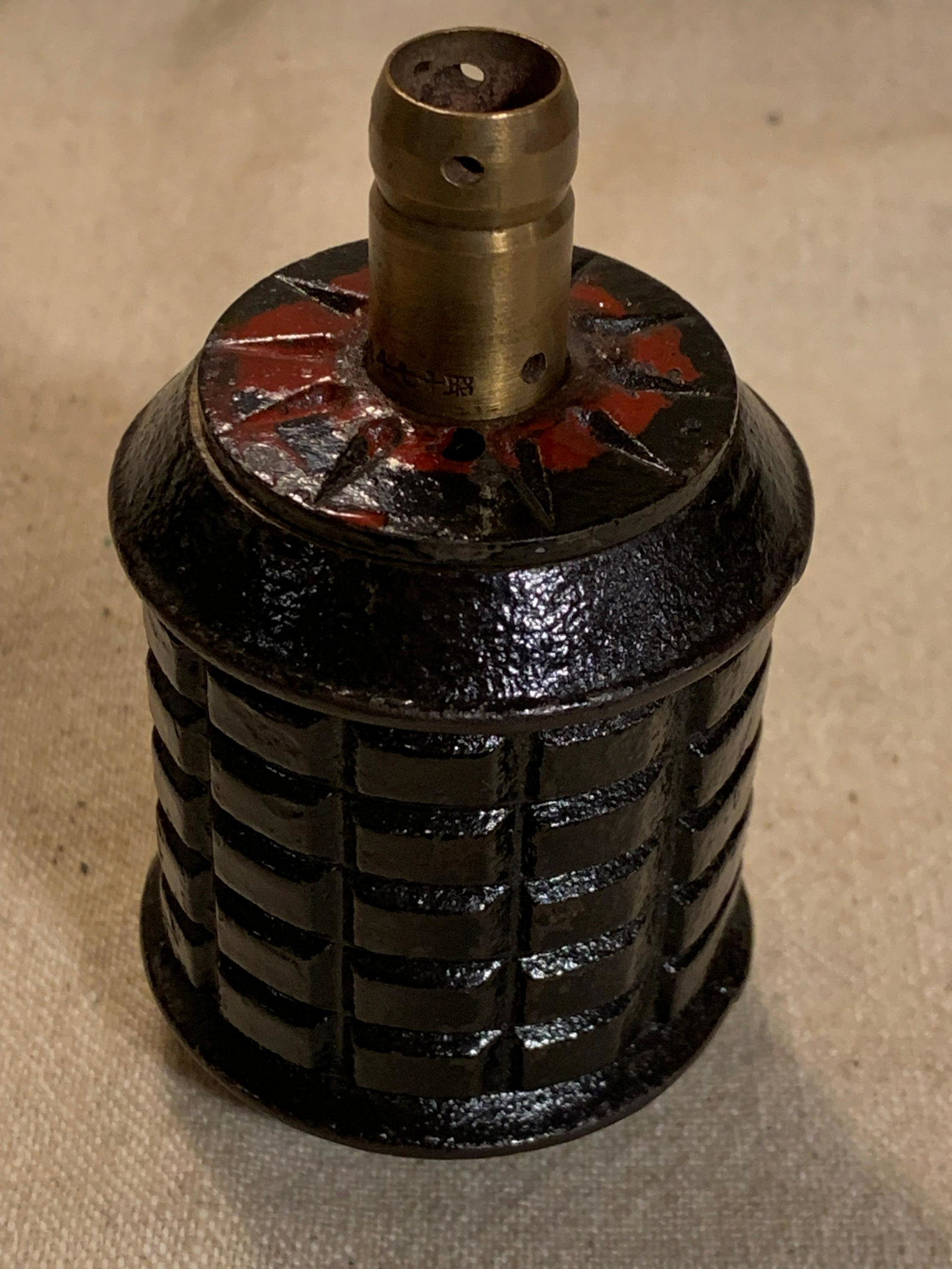WW2 JAPANESE PAINTED DISPLAY GRENADE: WW2 JAPANESE PAINTED DISPLAY GRENADE. NON-WORKING JUST FOR DISPLAY. THIS WOULD LOOK GREAT TO DISPLAY IN YOUR WW2 COLLECTION.