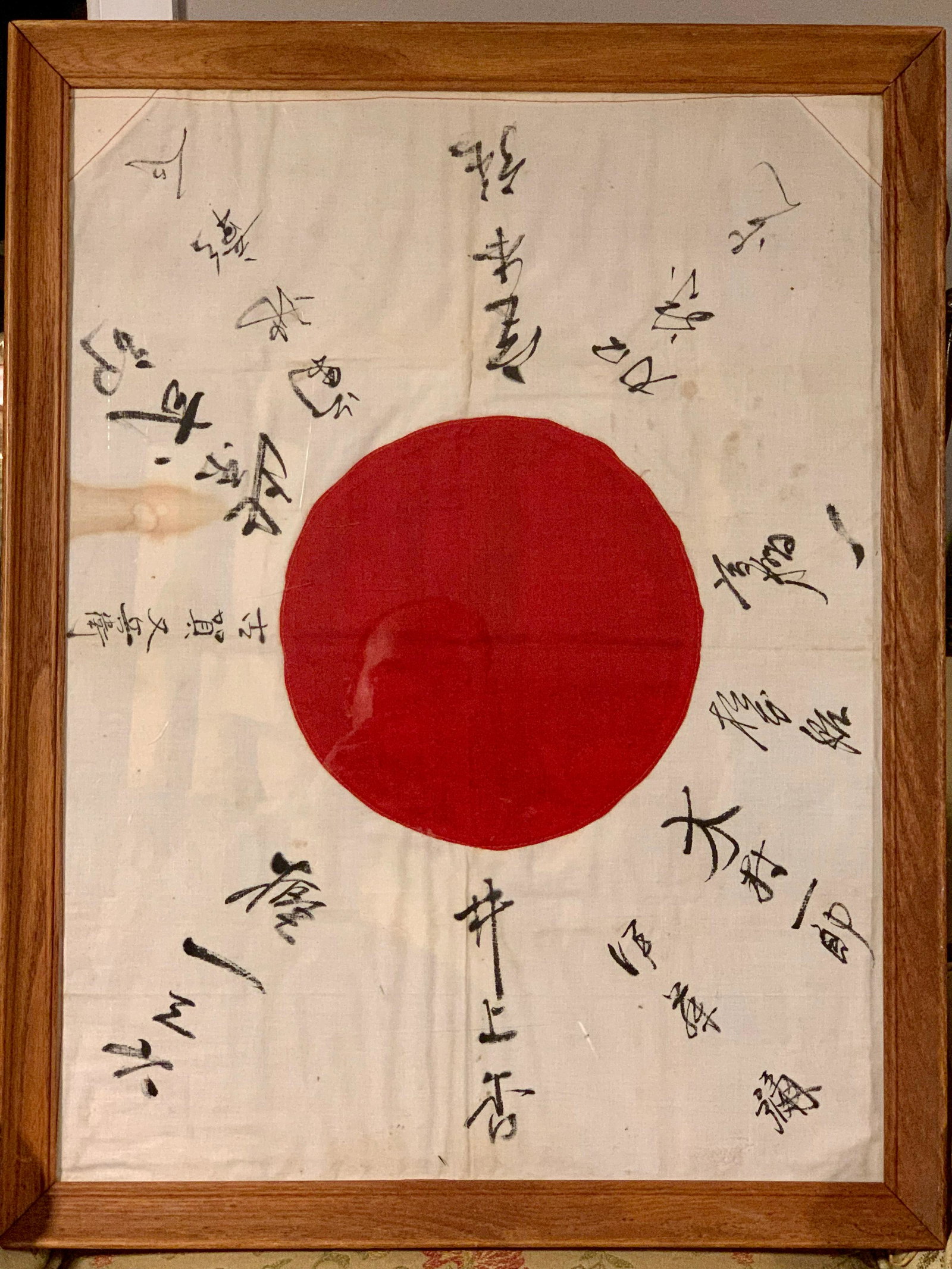 SCARCE WW2 JAPANESE SIGNED FRAMED FLAG: SCARCE WW2 JAPANESE SIGNED FRAMED FLAG. IN EXCELLENT SHAPE AND OVERALL CONDITION. HAS A BEAUTIFUL OVERALL PATINA. VERY WELL PRESERVED AND KEPT. A GREAT FIND AND AN EXCELLENT ADDITION TO YOUR COLLECTIO