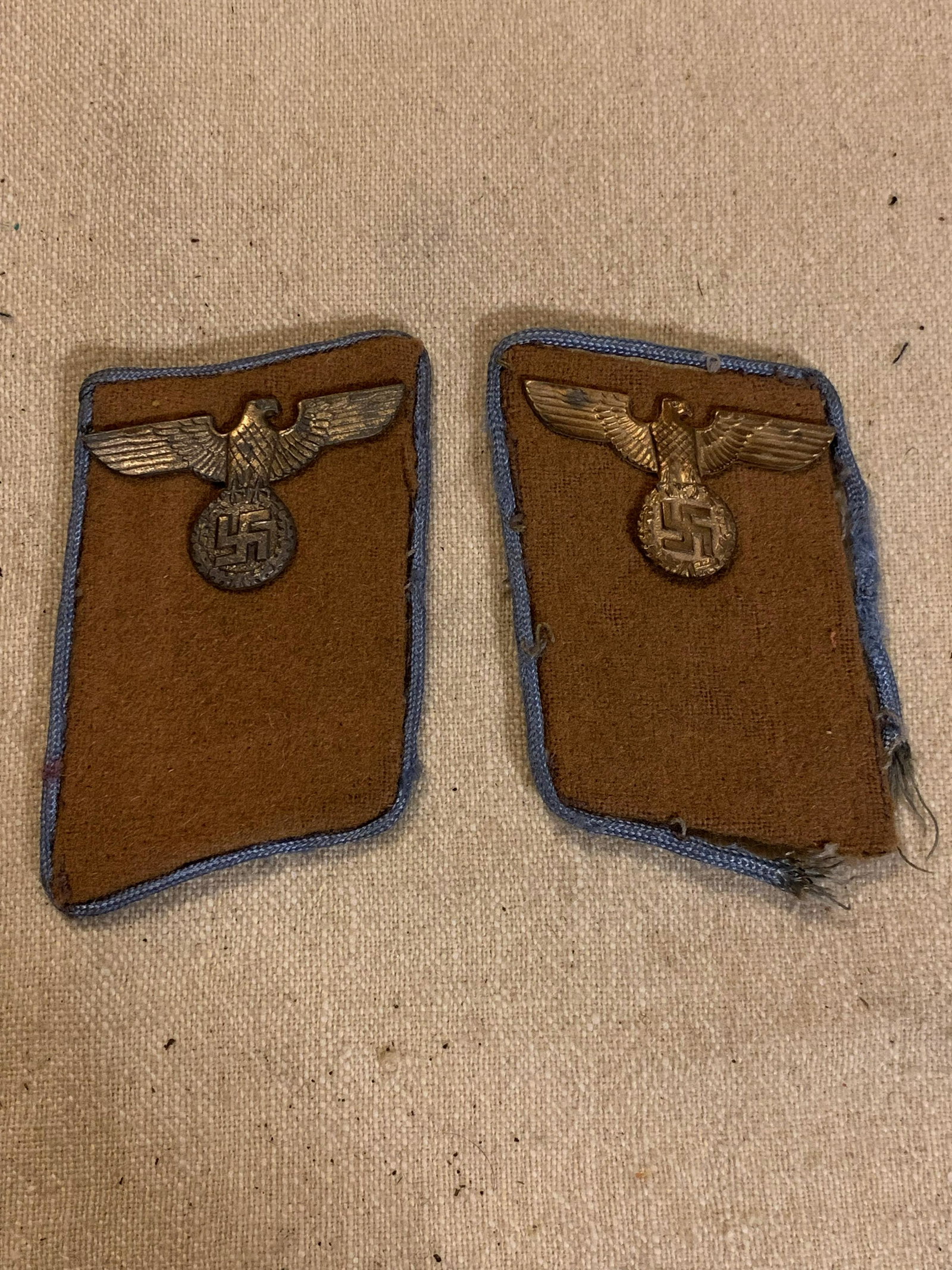 WW2 GERMAN NSDAP GEMEINSCHAFTERLEITER COLLAR TABS: WW2 GERMAN NSDAP GEMEINSCHAFTERLEITER COLLAR TABS. IN EXCELLENT SHAPE AND OVERALL CONDITION WITH MAKER MARKS TAG ON THE BACK. THIS IS A VERY RARE FIND THAT WOULD MAKE AN EXCELLENT ADDITION TO YOU WW2 