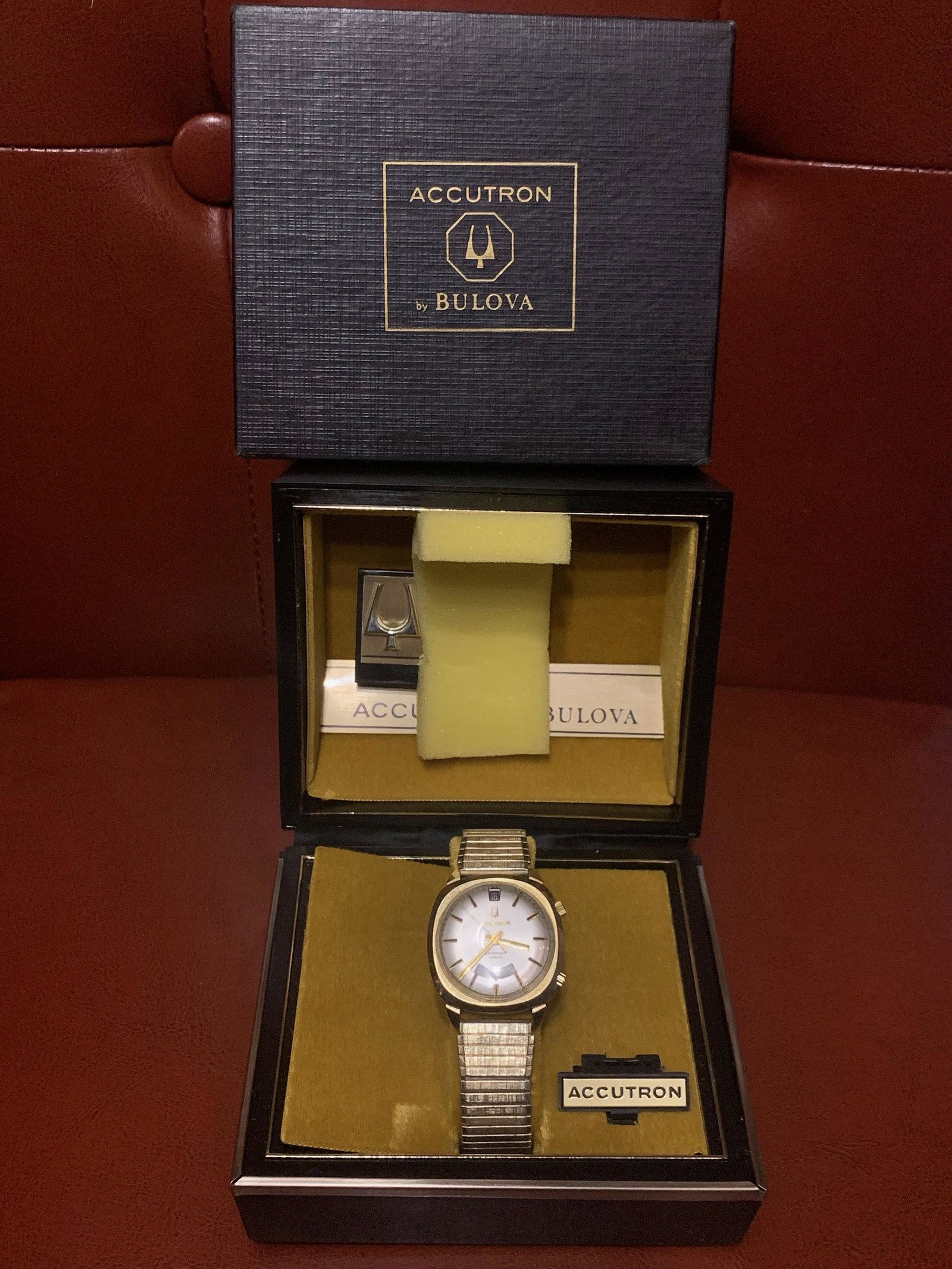 BULOVA ACCUTRON ASTRONAUT MARK II WATCH W/BOX: BULOVA ACCUTRON ASTRONAUT MARK II WATCH W/BOX. IN EXCELLENT SHAPE AND OVERALL CONDITION. CURRENTLY NOT WORKING. MIGHT NEED TO CHANGE THE BATTERY. APPEARS TO BE IN GREAT CONDITION.