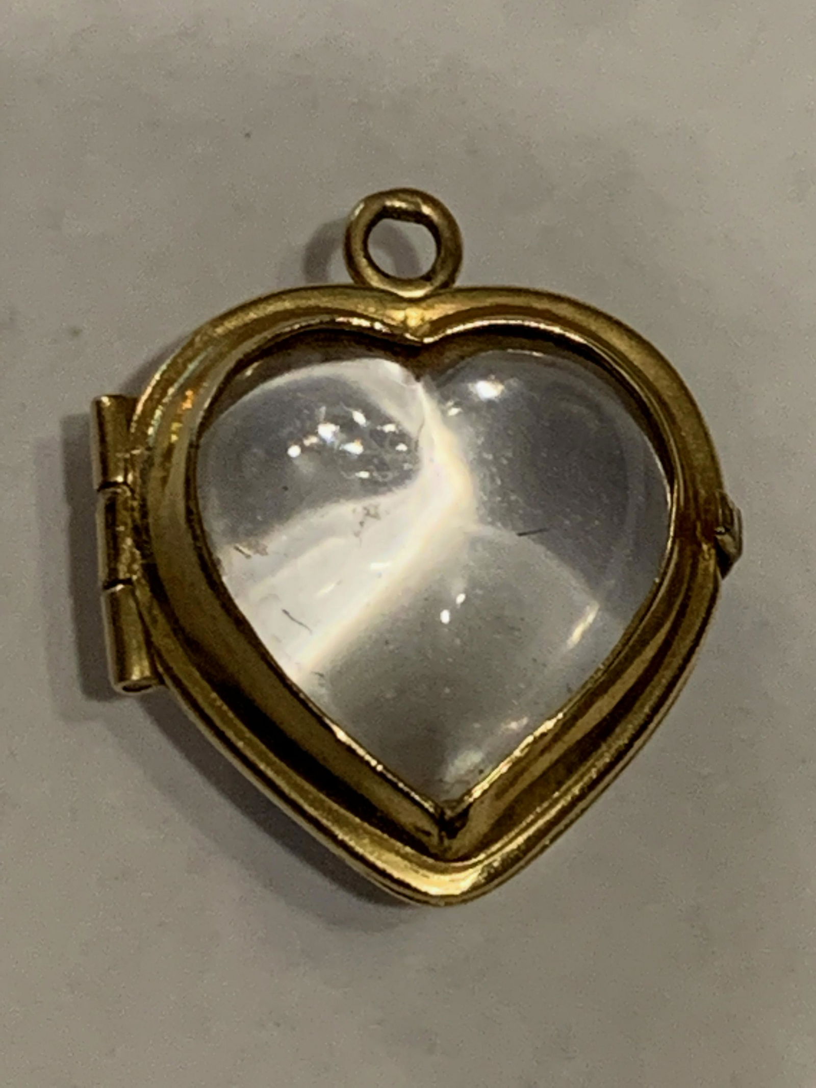 ANTIQUE 10K GOLD HEART SHAPED PHOTO PENDANT (1 of 2)