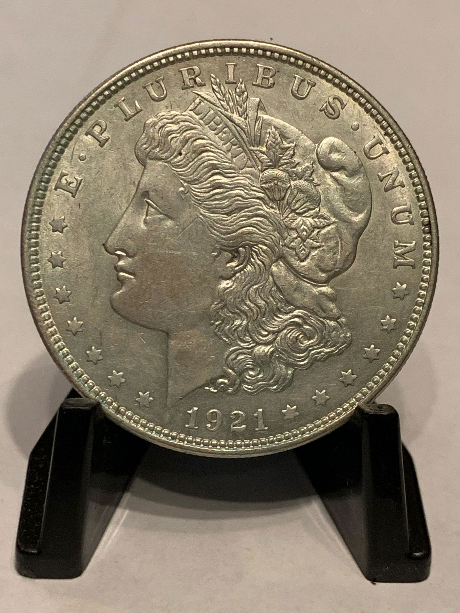 1921 MORGAN 1 OZ SILVER DOLLAR: 1921 MORGAN SILVER DOLLAR 1 OZ. PLEASE VIEW ALL PICTURES AND YOU BE THE JUDGE ON GRADING.