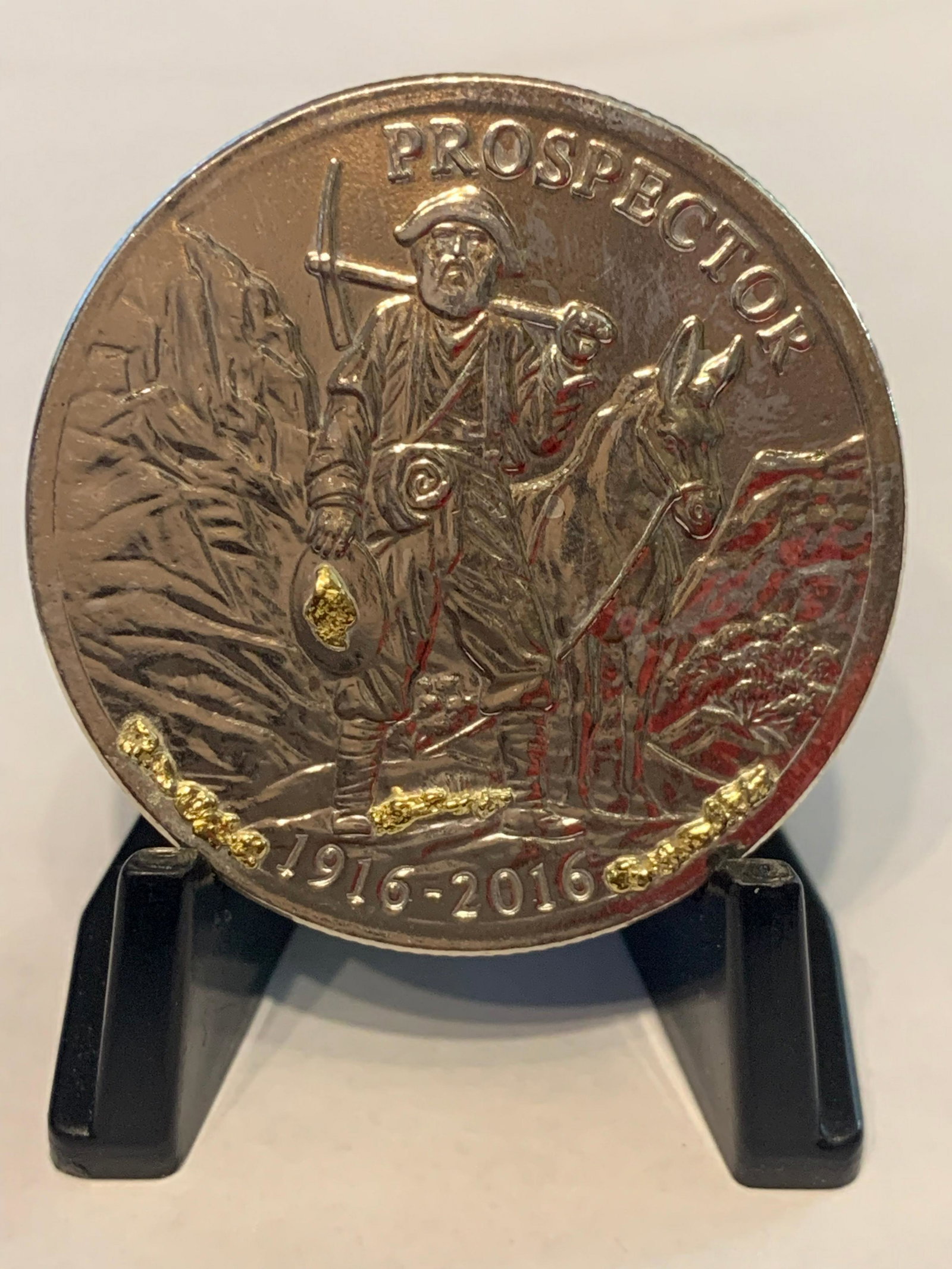 100TH ANNIV. ALASKAN 22K GOLD INLAID 1 OZ SILVER COIN: 100TH ANNIV. ALASKAN 22K GOLD INLAID 1 OZ SILVER COIN. A GREAT FIND AND AN EXCELLENT ADDITION TO YOUR COLLECTION.