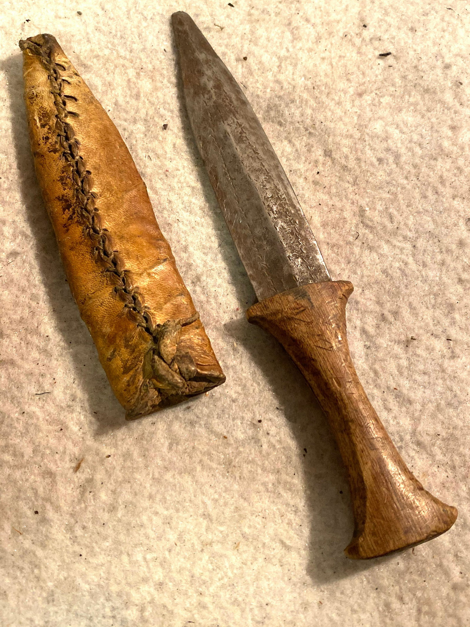 1800's NATIVE AMERICAN ETCHED BLADE TRIBAL DAGGER: 1800's NATIVE AMERICAN ETCHED BLADE TRIBAL DAGGER. IN EXCELLENT SHAPE AND OVERALL CONDITION WITH A BEAUTIFUL OVERALL PATINA. THIS IS A RARE DAGGER. THIS DAGGER HAS ETCHED DAGGER BLADE WITH A BONE HAND