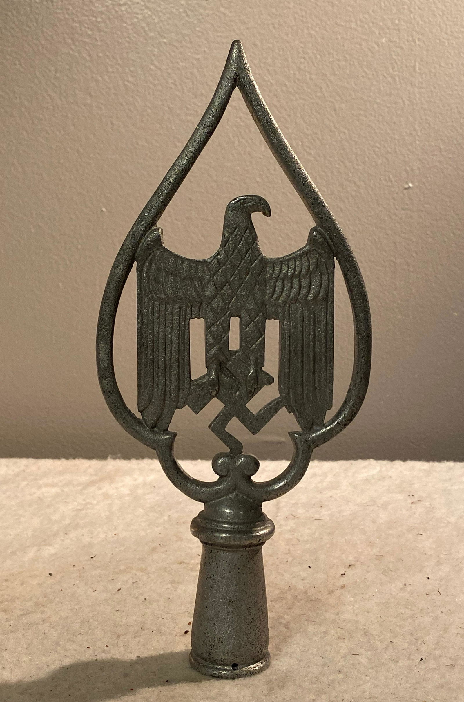 WW2 GERMAN NAZI FLAG POLE POST: WW2 GERMAN NAZI FLAG POLE POST. IN EXCELLENT SHAPE AND OVERALL CONDITION WITH A BEAUTIFUL OVERALL PATINA. A GREAT FIND AND AN EXCELLENT ADDITION TO YOUR COLLECTION.