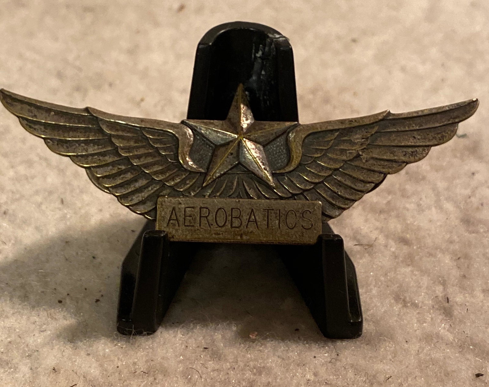 WW2 US AEROBATICS OFFICER 3" WINGS PIN: WW2 US AEROBATICS OFFICER WINGS PIN. THE PIN IS 3 INCHES IN LENGTH. HAS MAKER MARKS ON THE BACK. A GREAT FIND AND AN EXCELLENT ADDITION TO YOUR COLLECTION.