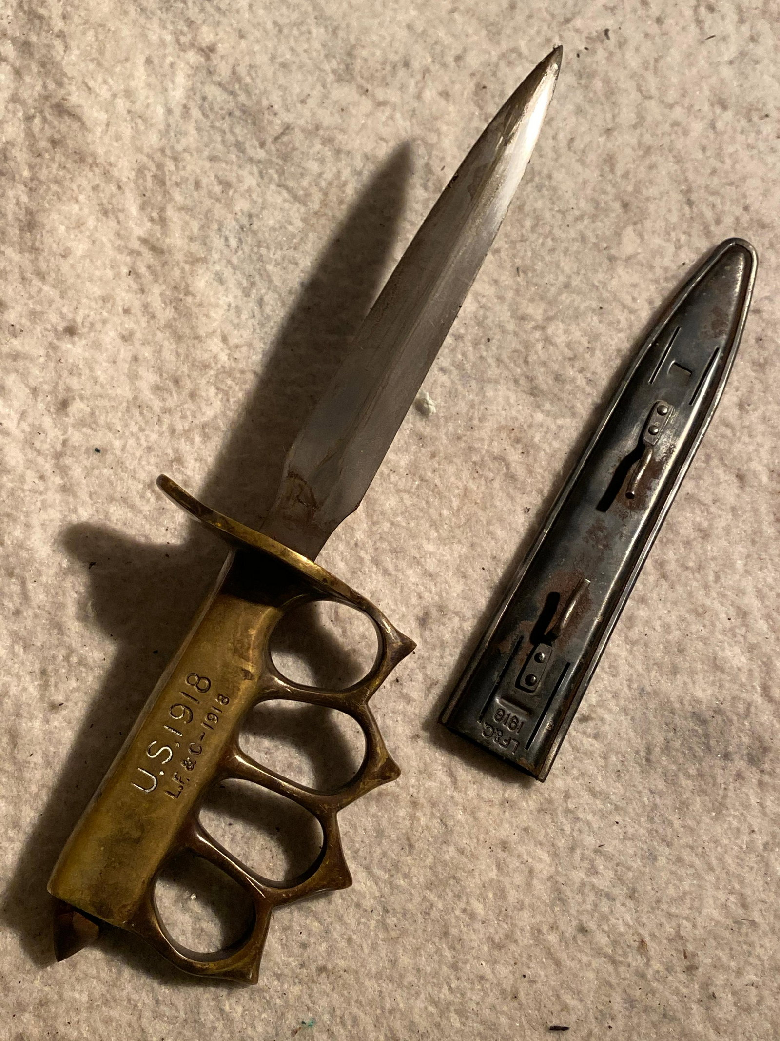 WW1 1918 MARK I TRENCH KNIFE -L.F. & C. W/SCABBARD: WW1 1918 MARK I TRENCH KNIFE -L.F. & C. W/SCABBARD. IN EXCELLENT OVERALL SHAPE AND OVERALL CONDITION. HAS A BEAUTIFUL OVERALL PATINA. VERY STURDY AND VERY WELL MADE. PLEASE VIEW ALL DETIALED PICTURES.