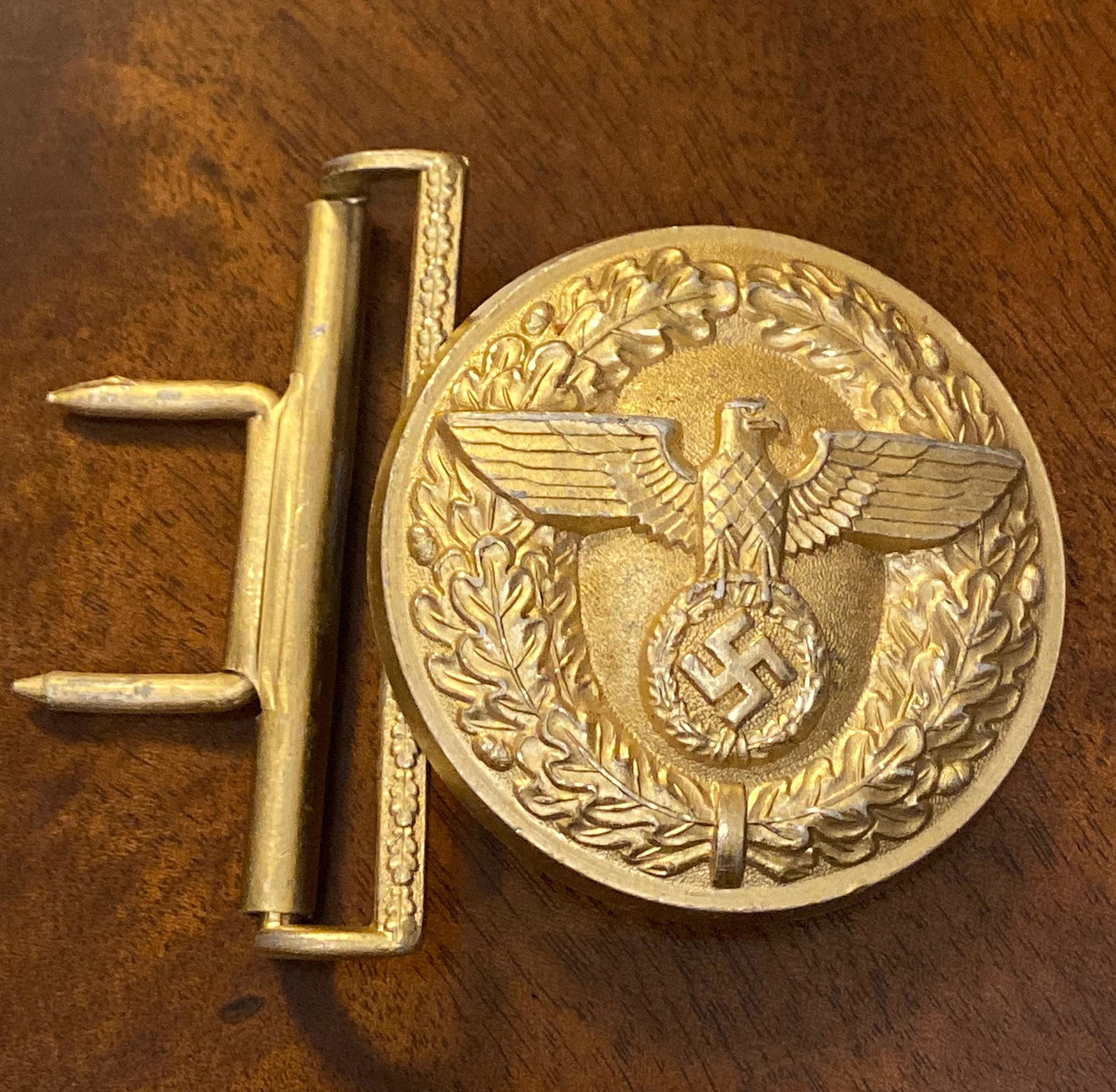 WW2 GERMAN POLITICAL LEADERS BELT BUCKLE: WW2 GERMAN POLITICAL LEADERS BELT BUCKLE - RZM M4/24 MARKED. 100% AUTHENTIC. COMES FROM A MUSEUM COLLECTION OF WW2 GERMAN ARTIFACTS COLLECTION. HAS A BEAUTIFUL OVERALL PATINA. A GREAT FIND AND AN EXCE