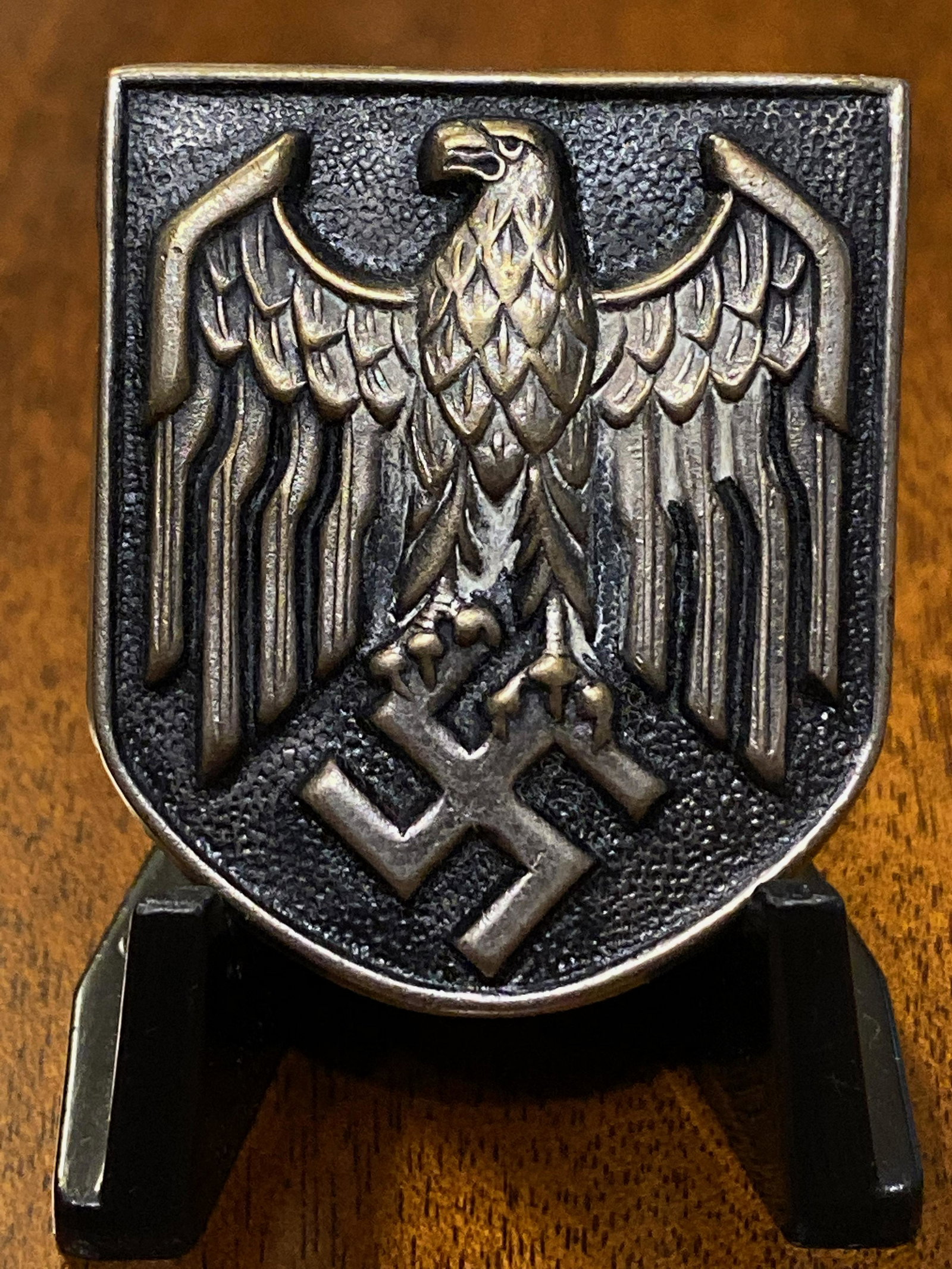 ORIG. WW2 GERMAN ARMY PITH HELMET EAGLE SHIELD: ORIG. WW2 GERMAN ARMY PITH HELMET EAGLE SHIELD. IN EXCELLENT SHAPE AND OVERALL CONDITION. COMES FROM A MUSEUM COLLECTION OF WW2 GERMAN ARTIFACTS. A RARE FIND AND AN EXCELLENT ADDITION TO YOUR COLLECTI