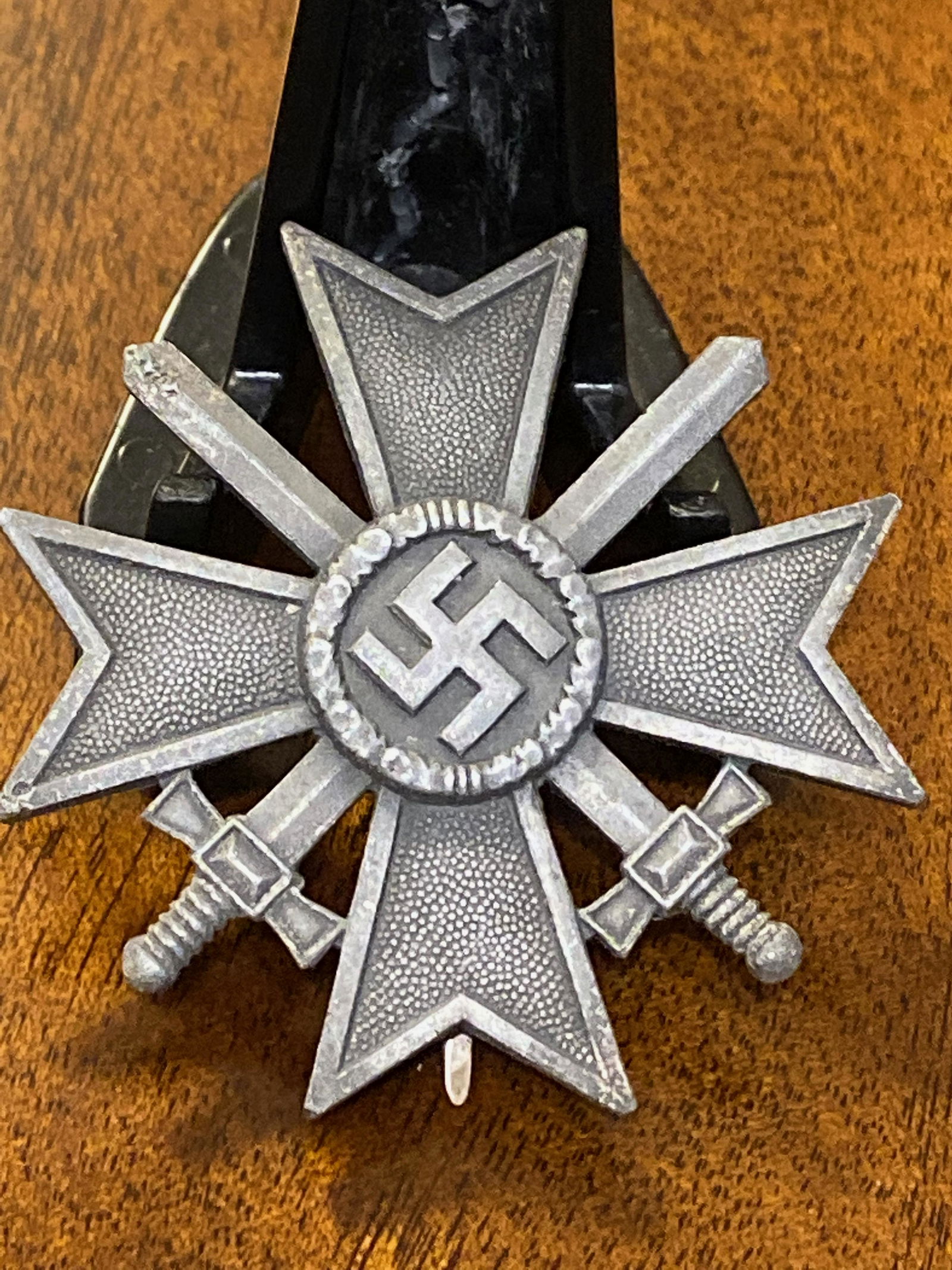 ORIG. WW2 SILVER MERIT CROSS AWARD W/SWORDS: ORIG. WW2 SILVER MERIT CROSS AWARD W/SWORDS. IN EXCELLENT SHAPE AND OVERALL CONDITION. HAS A BEAUTIFUL OVERALL PATINA. HAS MAKER MARKS ON THE BACK. A GREAT FIND AND AN EXCELLENT ADDITION TO YOUR COLLE