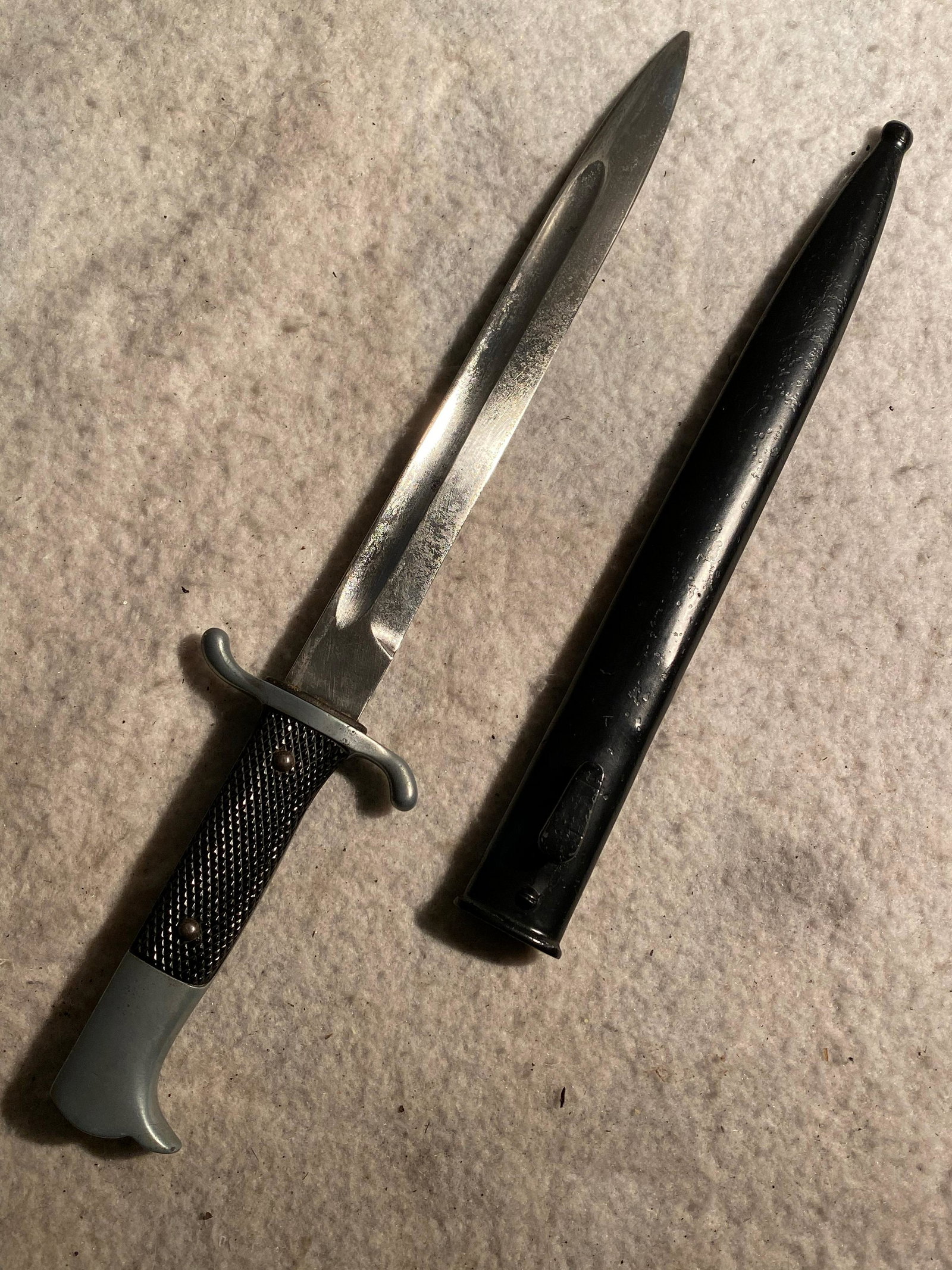WW2 GERMAN PARADE WAFFEN BAYONET E. PACK & SOHNE: WW2 GERMAN PARADE WAFFEN BAYONET E. PACK & SOHNE. IN EXCELLENT SHAPE AND OVERALL CONDITION WITH A BEAUTIFUL OVERALL PATINA. COMES DIRECTLY FROM A MUSEUM COLLECTION OF WW2 GERMAN ARTIFACTS. A GREAT ADD