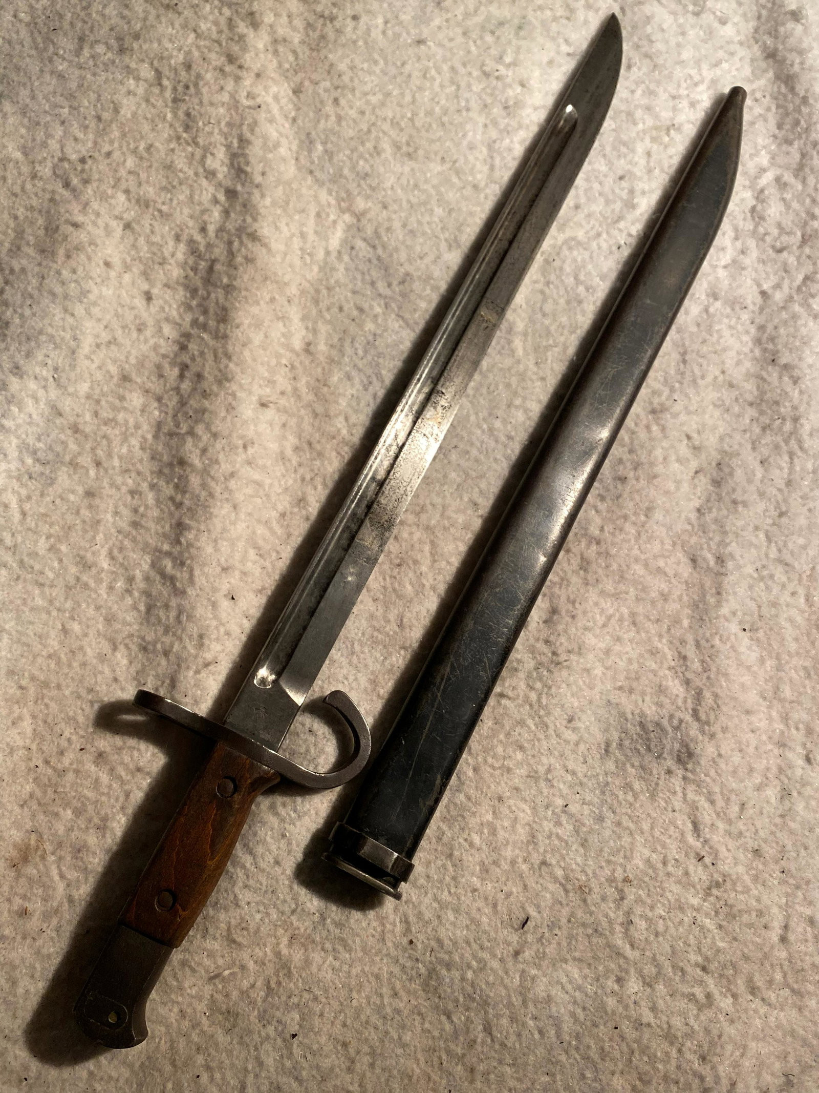 WW2 GERMAN SOLDIERS BAYONET W/SCABBARD: WW2 GERMAN SOLDIERS BAYONET W/SCABBARD. BLADE HAS MAKER MARKS ON IT. THIS IS A MUSEUM FIND. COMES FROM A MUSEUM COLLECTION OF WW2 GERMAN ARTIFACTS. A RARE FIND. HAS A BEAUTIFUL OVERALL PATINA. GUARANT